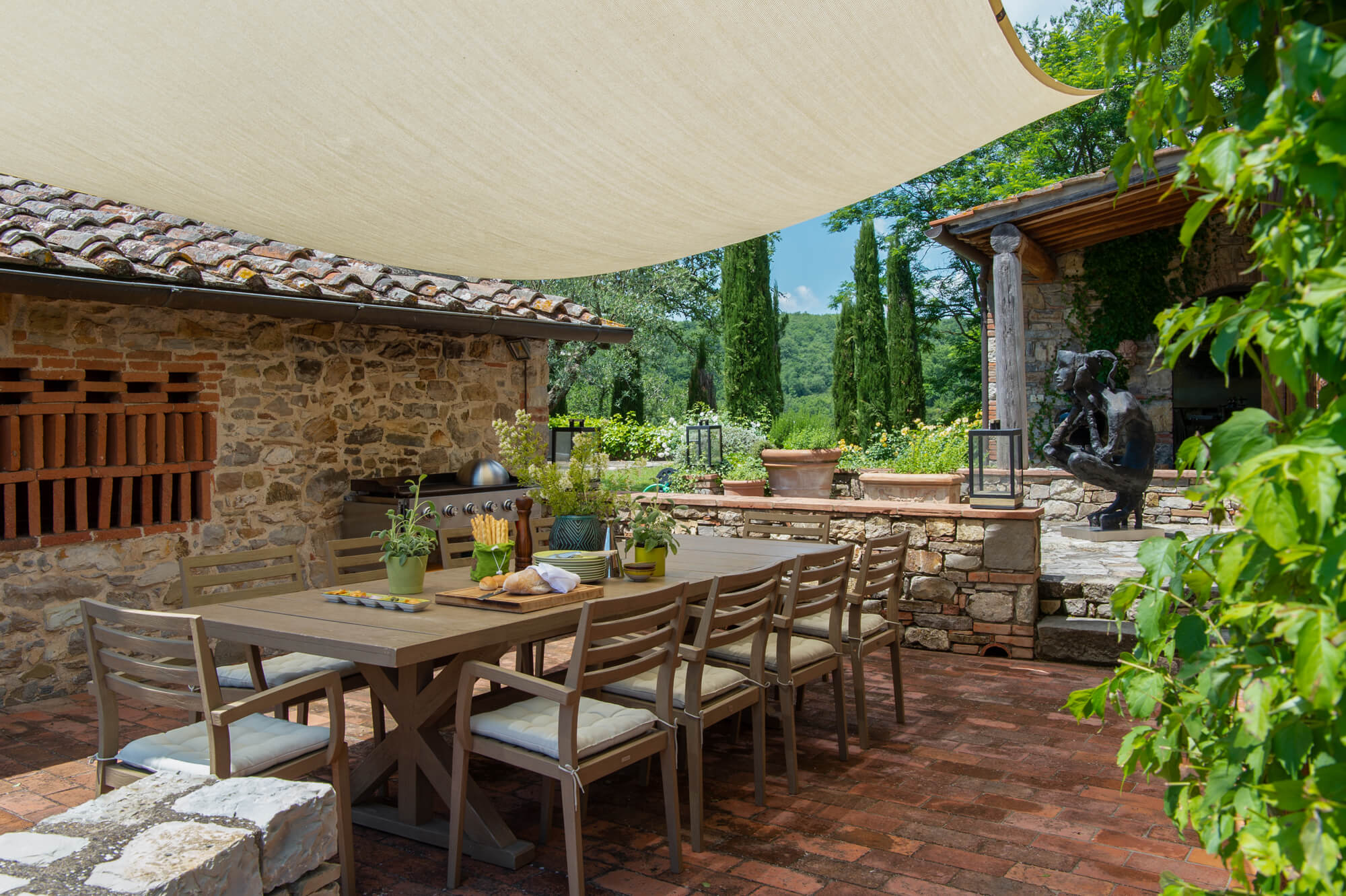 Großes Landhaus mit modernen Elementen und Pool in der Toskana