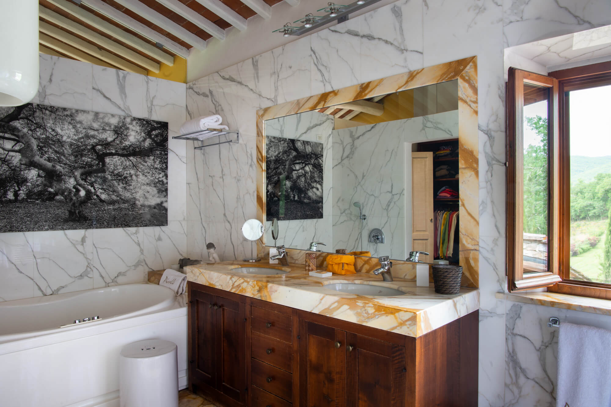 Großes Landhaus mit modernen Elementen und Pool in der Toskana