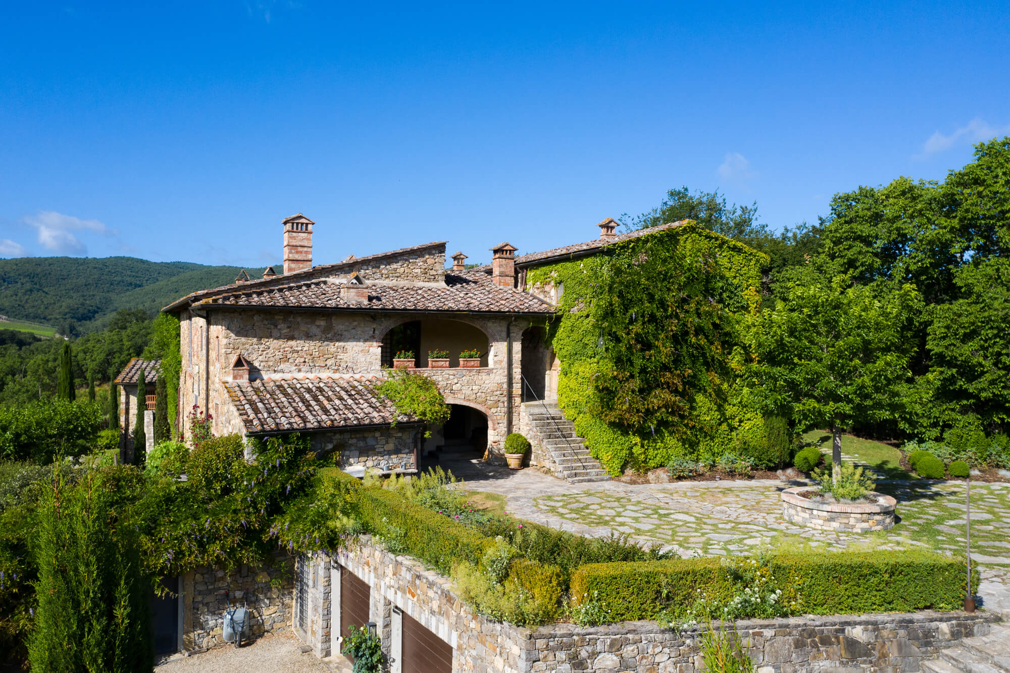Großes Landhaus mit modernen Elementen und Pool in der Toskana