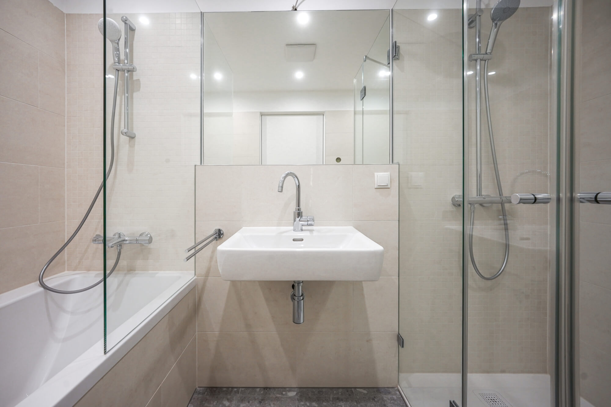 Dachgeschosswohnung mit zwei Dachterrassen und Gartenparzelle in Hietzing