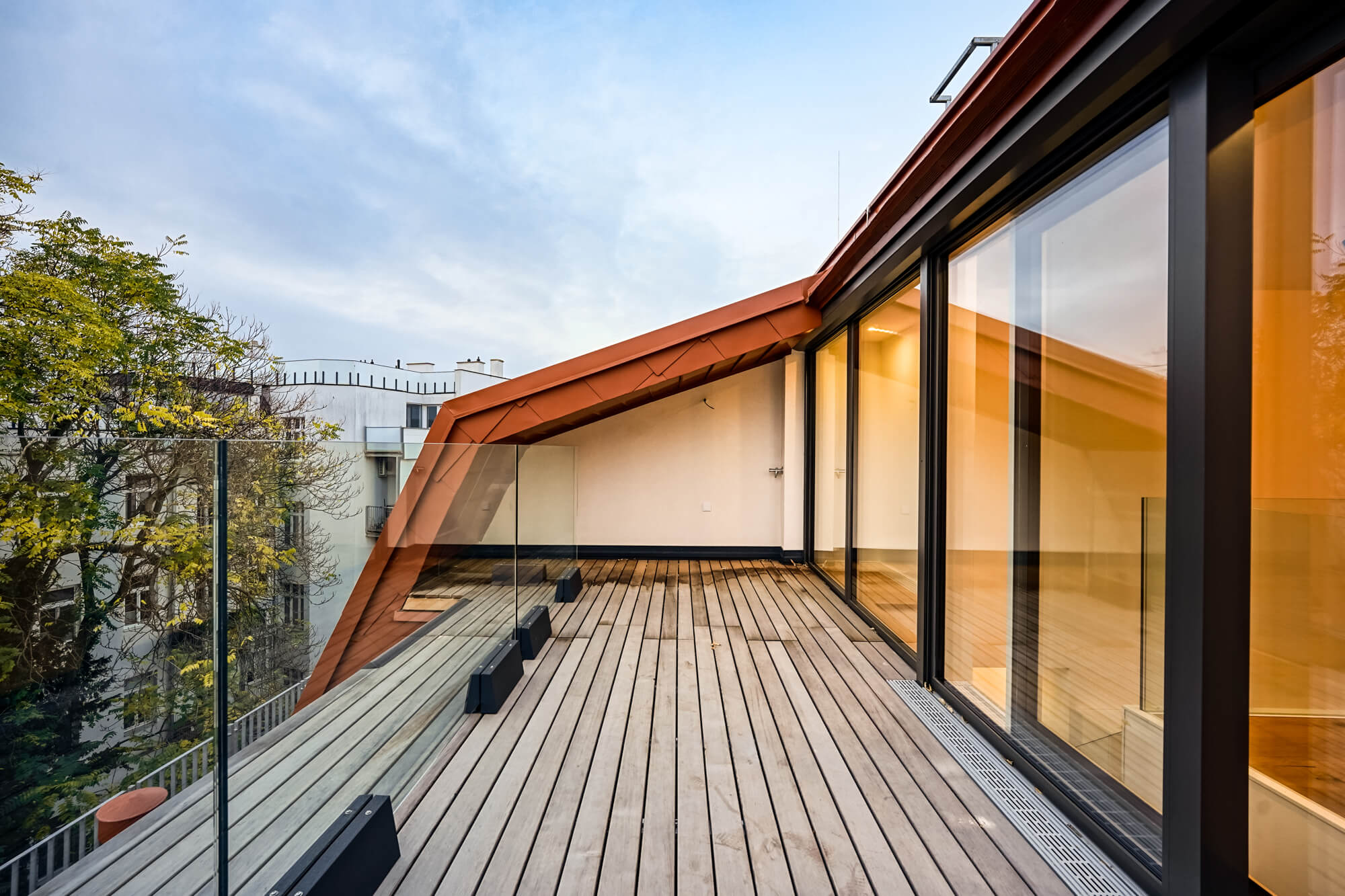 Dachgeschosswohnung mit zwei Dachterrassen und Gartenparzelle in Hietzing