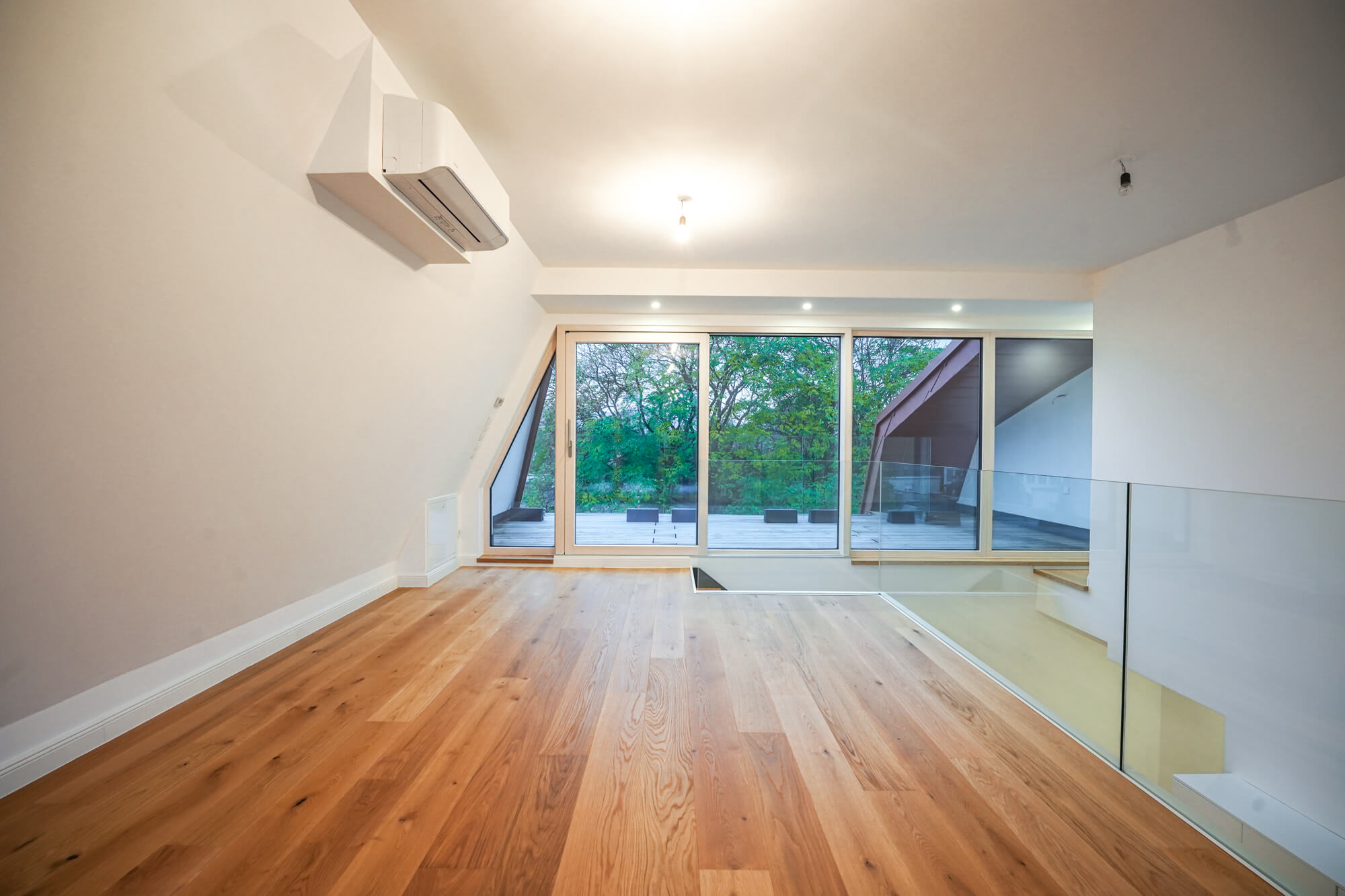 Dachgeschosswohnung mit zwei Dachterrassen und Gartenparzelle in Hietzing