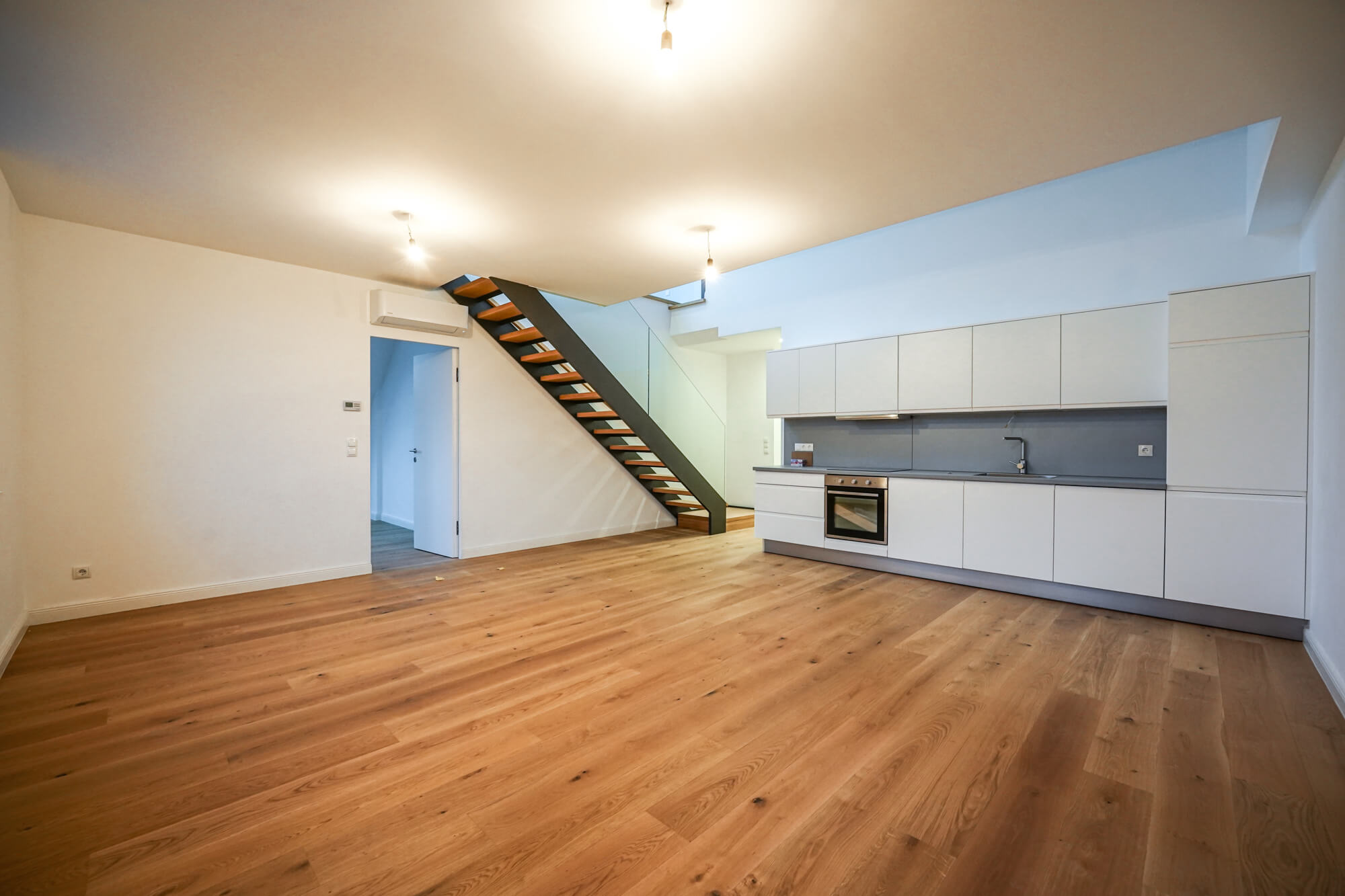 Dachgeschosswohnung mit zwei Dachterrassen und Gartenparzelle in Hietzing