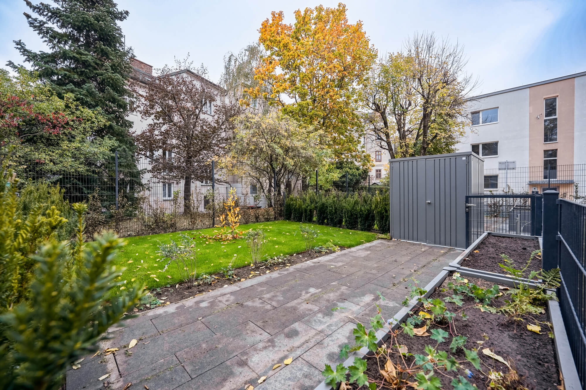 Dachgeschosswohnung mit zwei Dachterrassen und Gartenparzelle in Hietzing