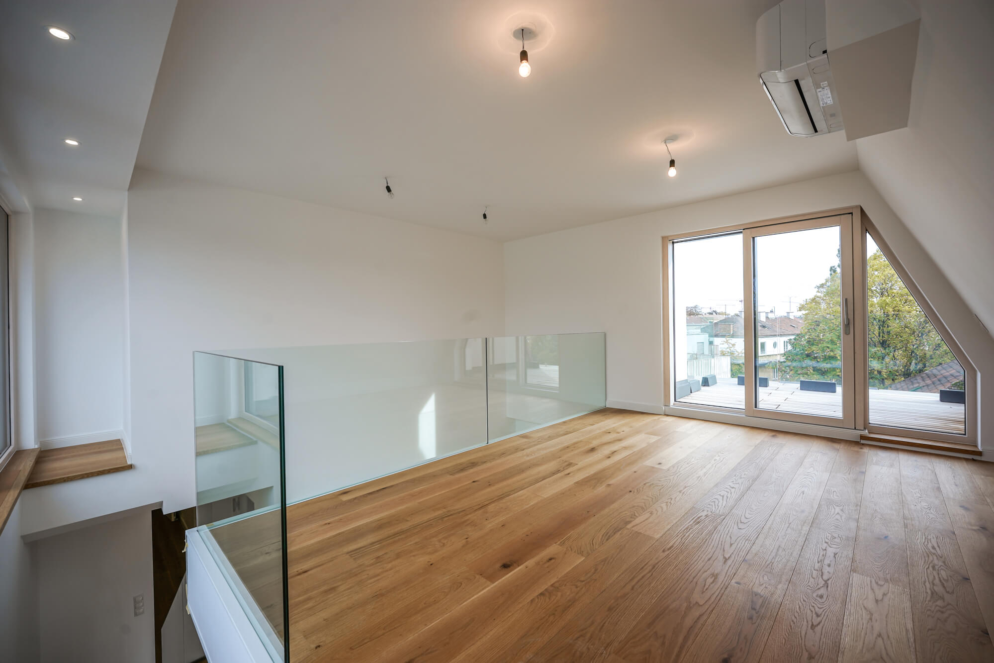 Dachgeschosswohnung mit zwei Dachterrassen und Gartenparzelle in Hietzing