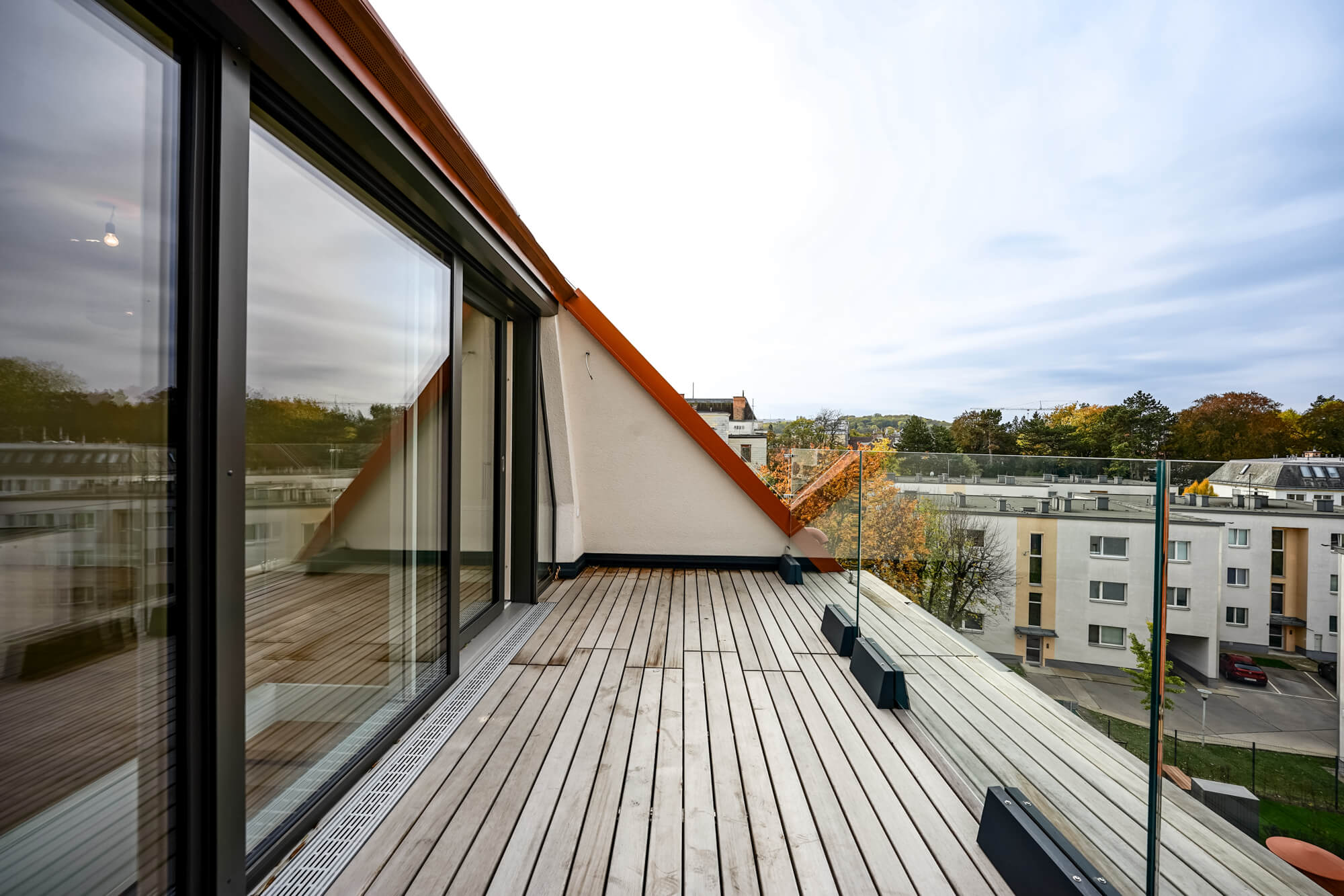 Dachgeschosswohnung mit zwei Dachterrassen und Gartenparzelle in Hietzing