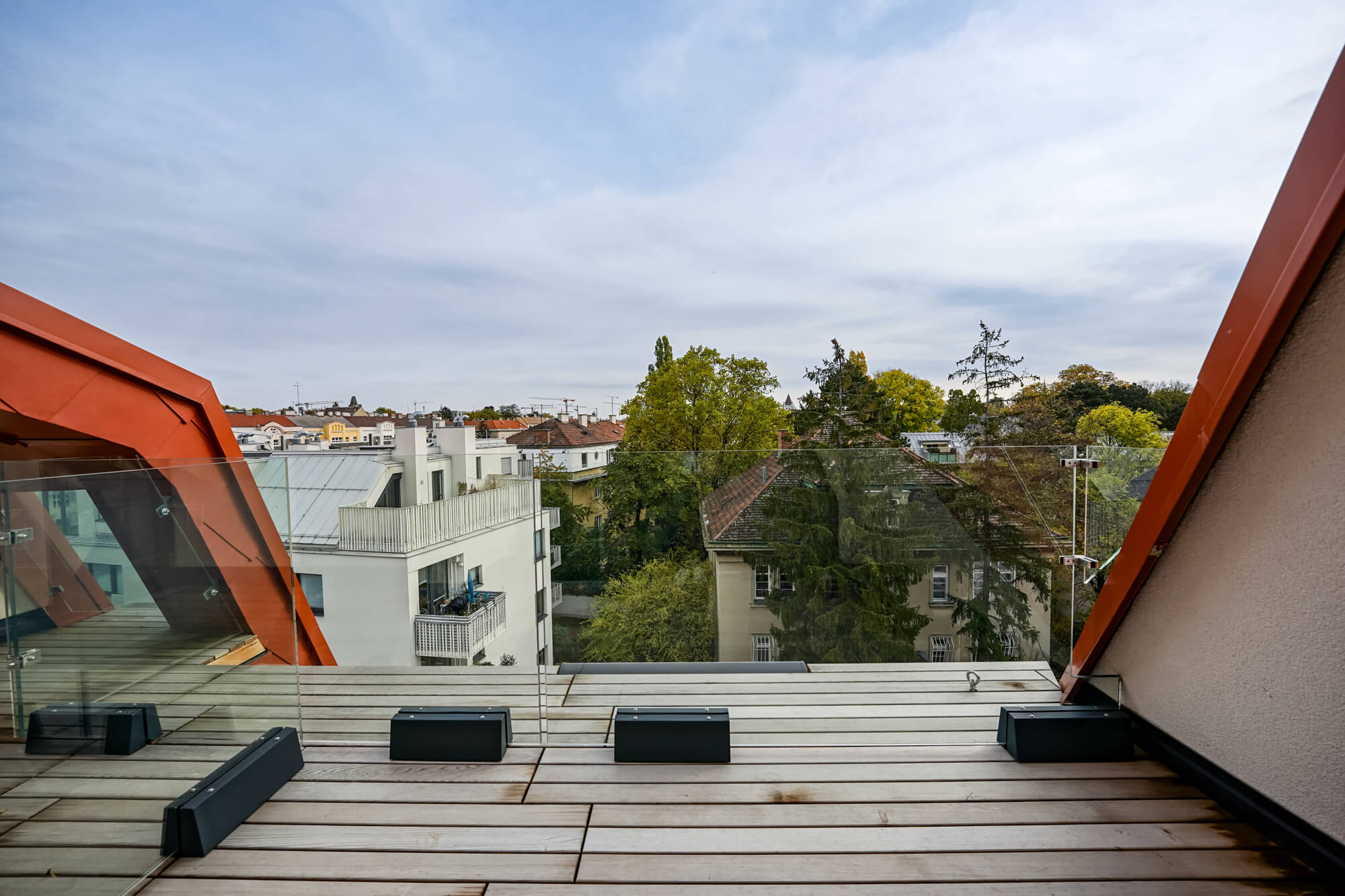 Dachgeschosswohnung mit zwei Dachterrassen und Gartenparzelle in Hietzing