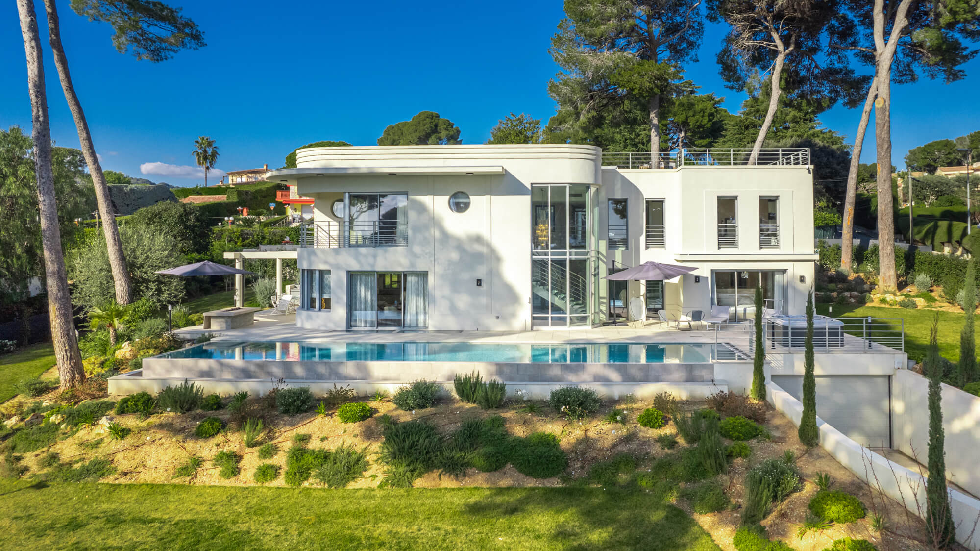 Art Deco Villa mit Pool und Meerblick