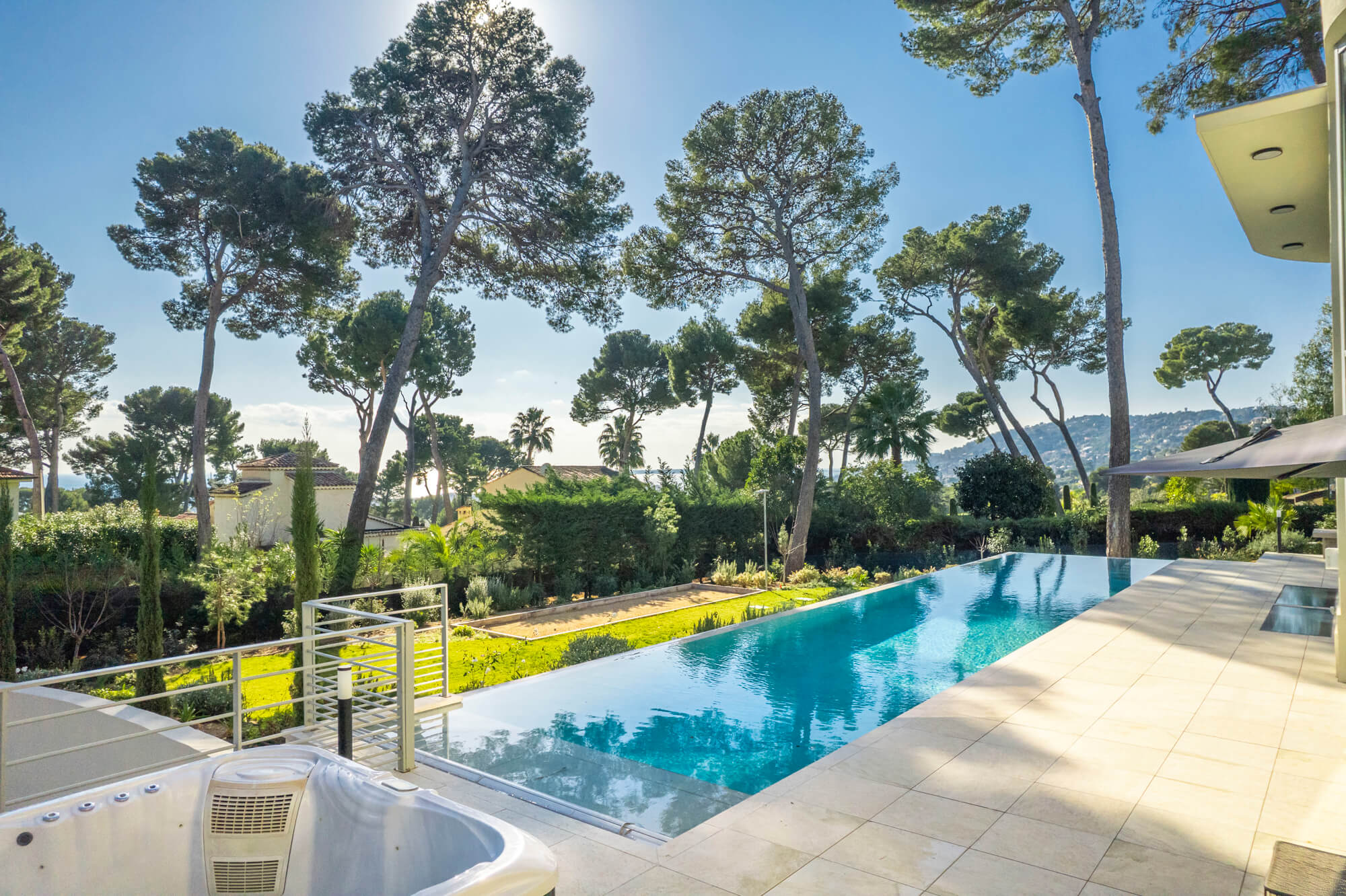 Art Deco Villa mit Pool und Meerblick