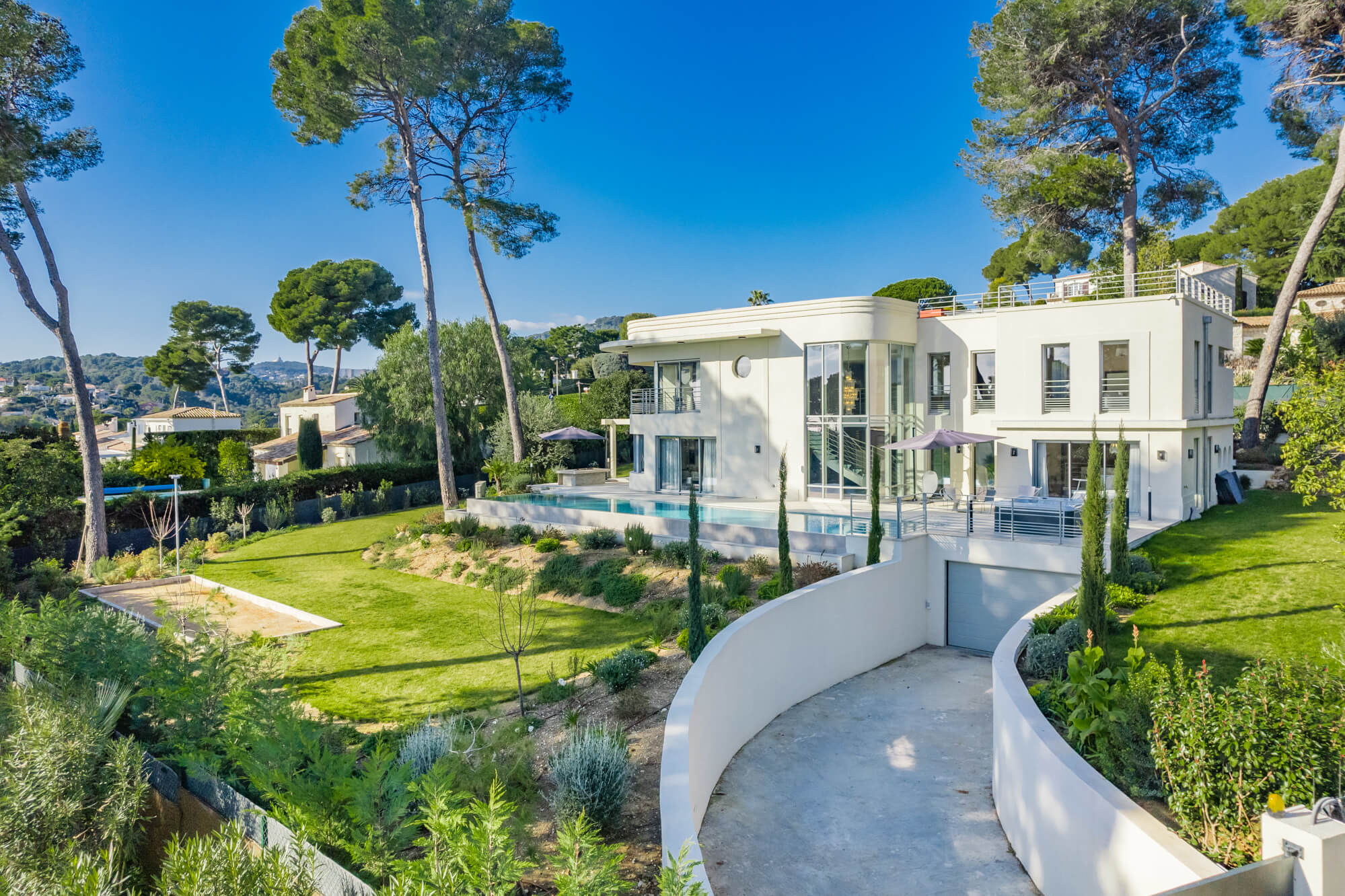 Art Deco Villa mit Pool und Meerblick