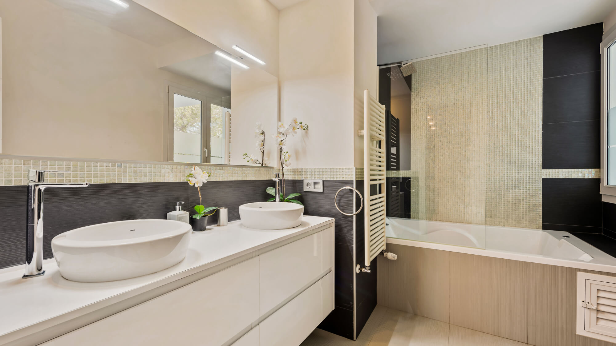 Exceptional villa with large garden in Hacienda Las Chapas