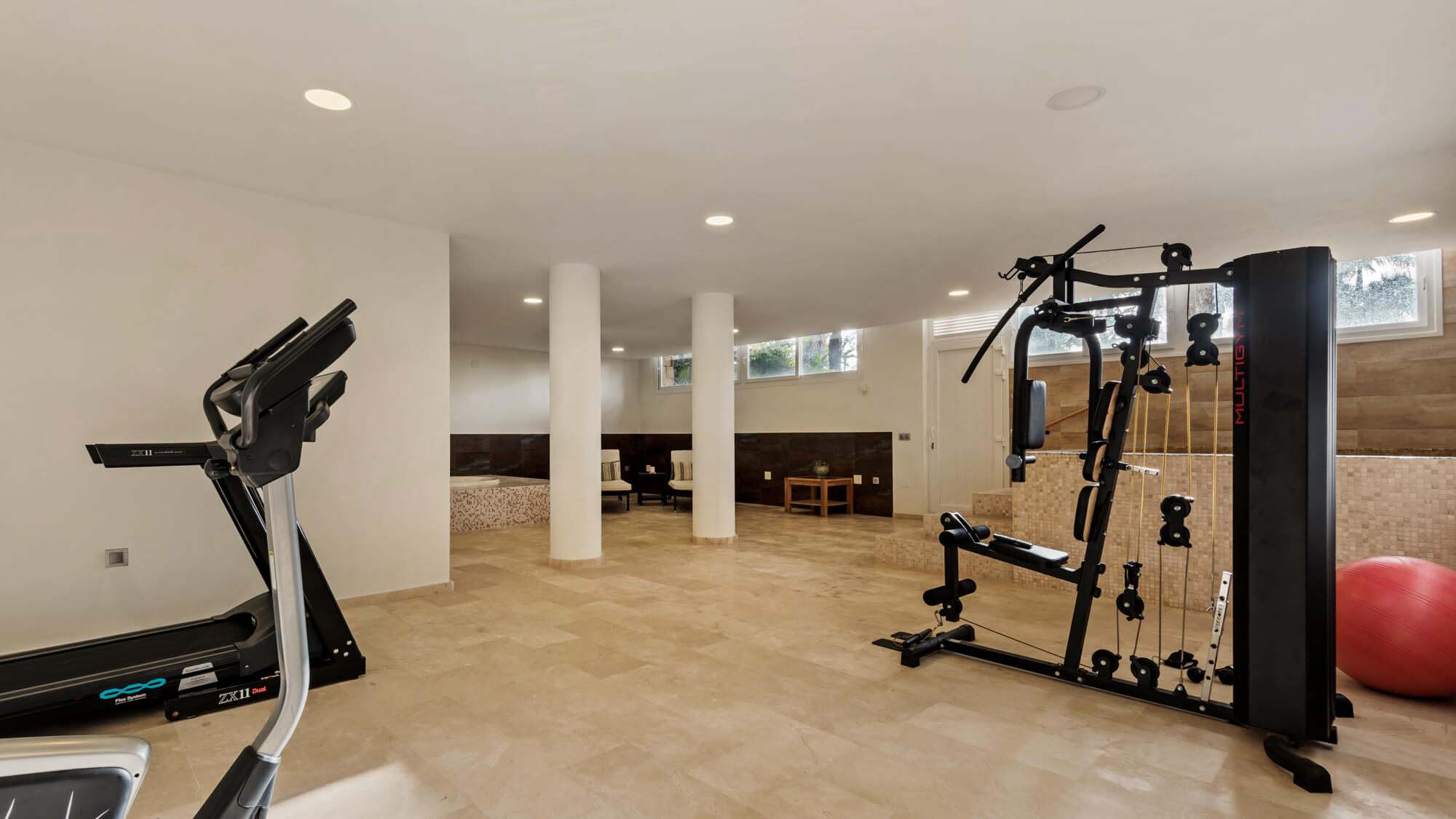 Exceptional villa with large garden in Hacienda Las Chapas