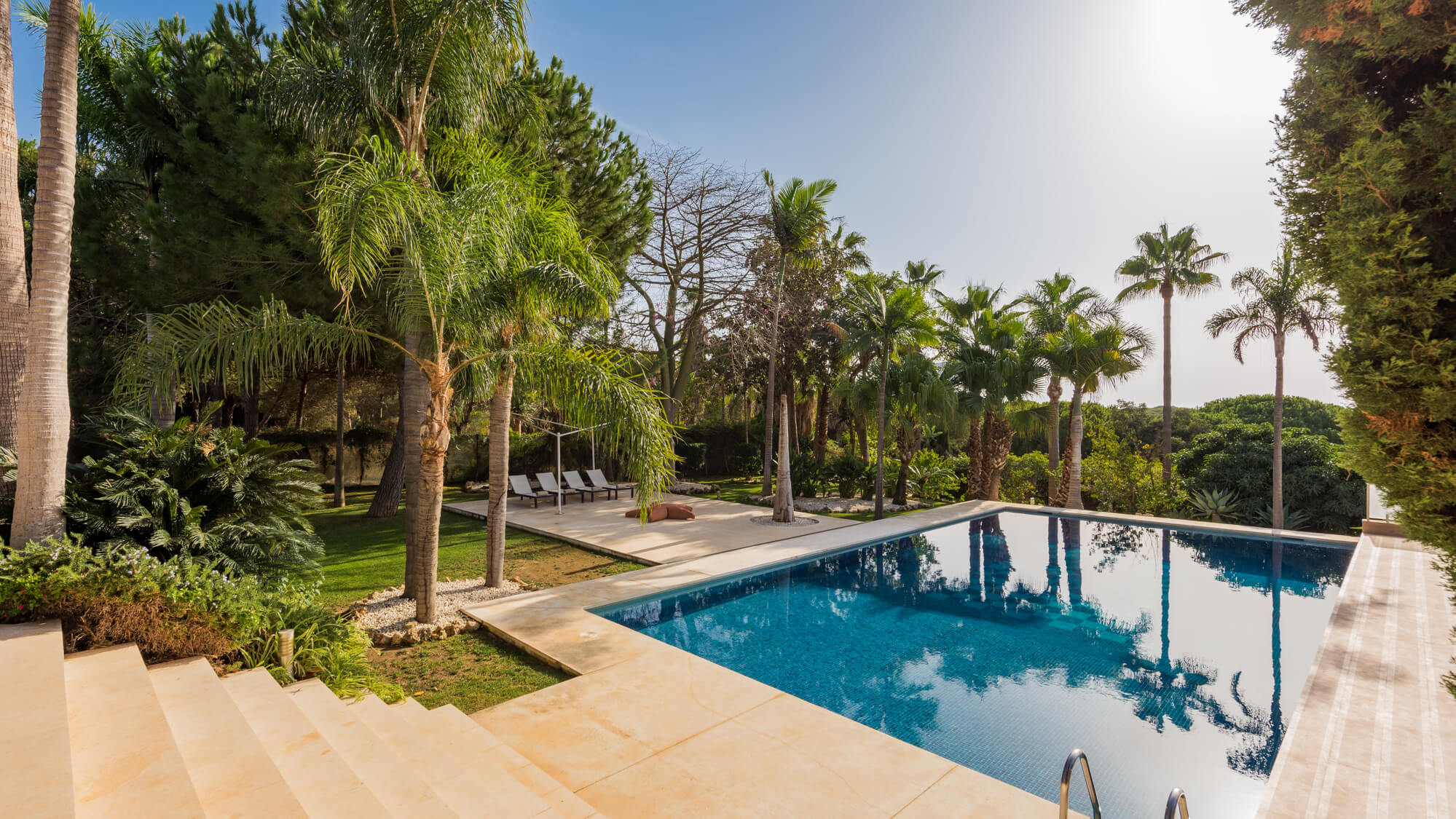 Exceptional villa with large garden in Hacienda Las Chapas