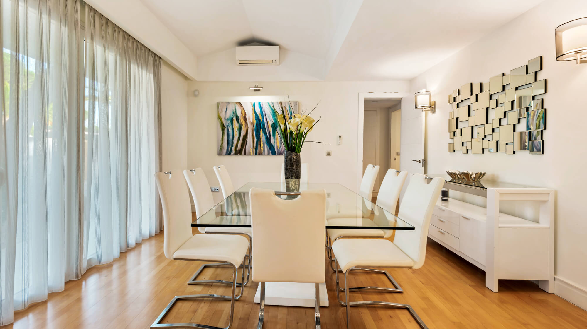 Exceptional villa with large garden in Hacienda Las Chapas