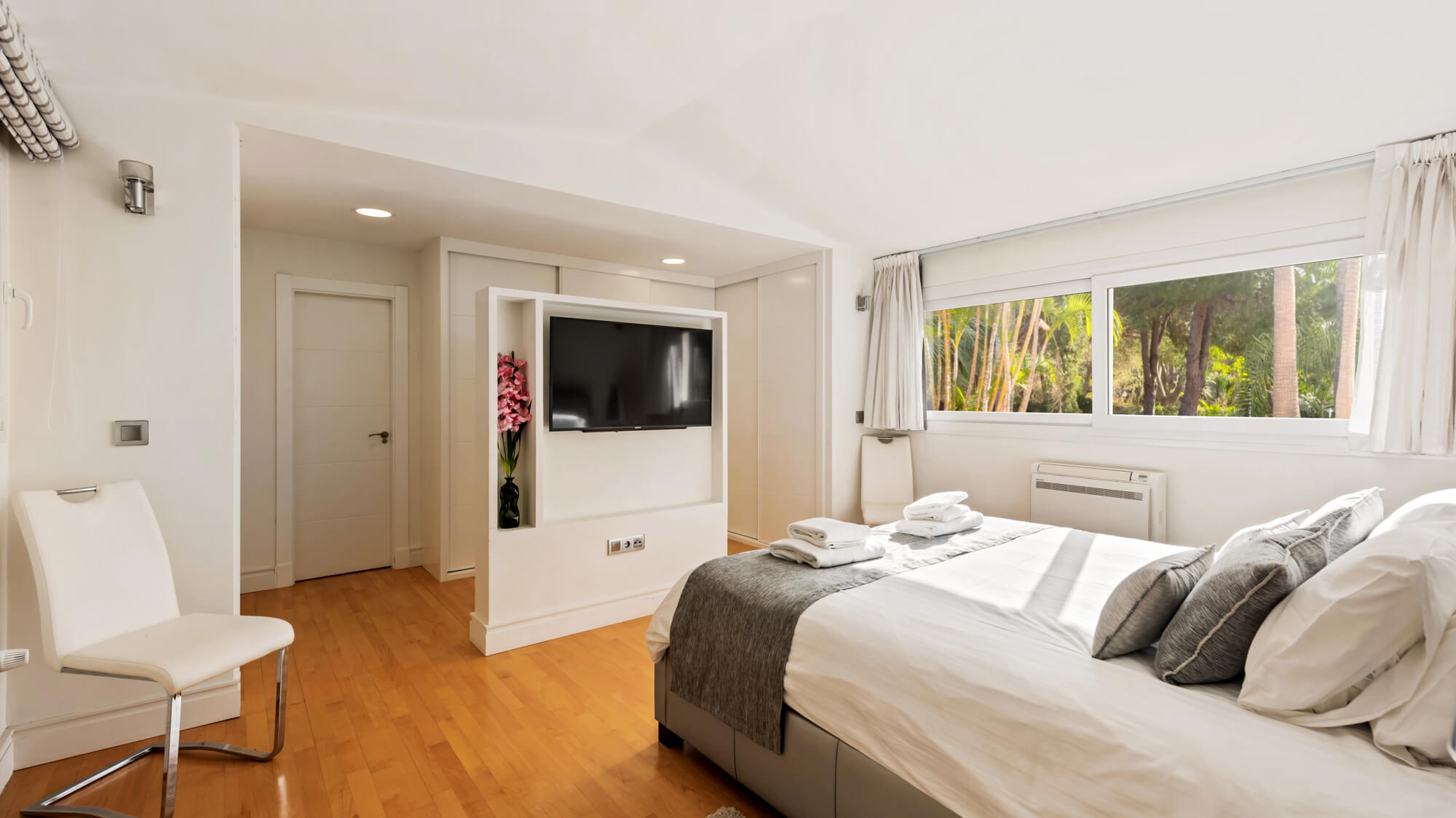 Exceptional villa with large garden in Hacienda Las Chapas