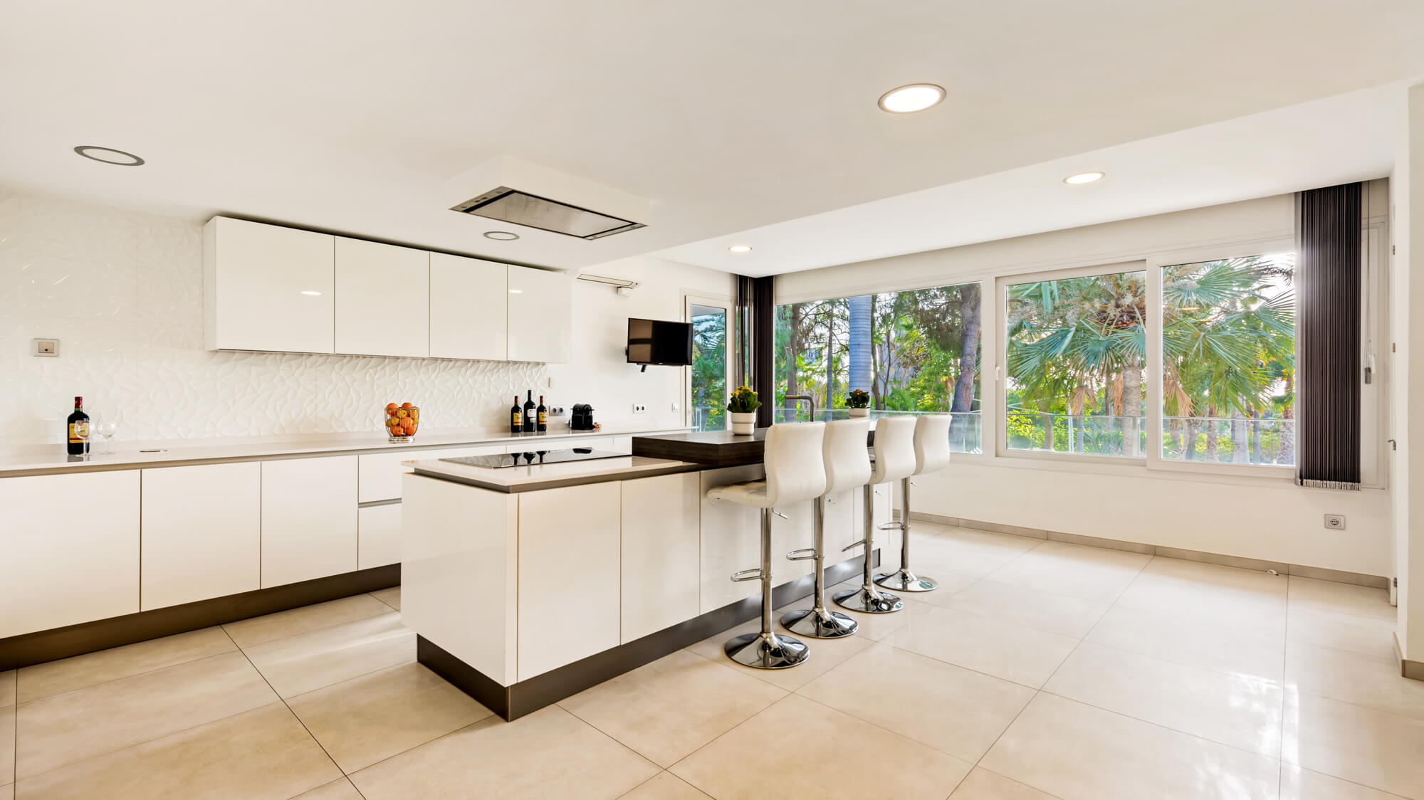 Exceptional villa with large garden in Hacienda Las Chapas