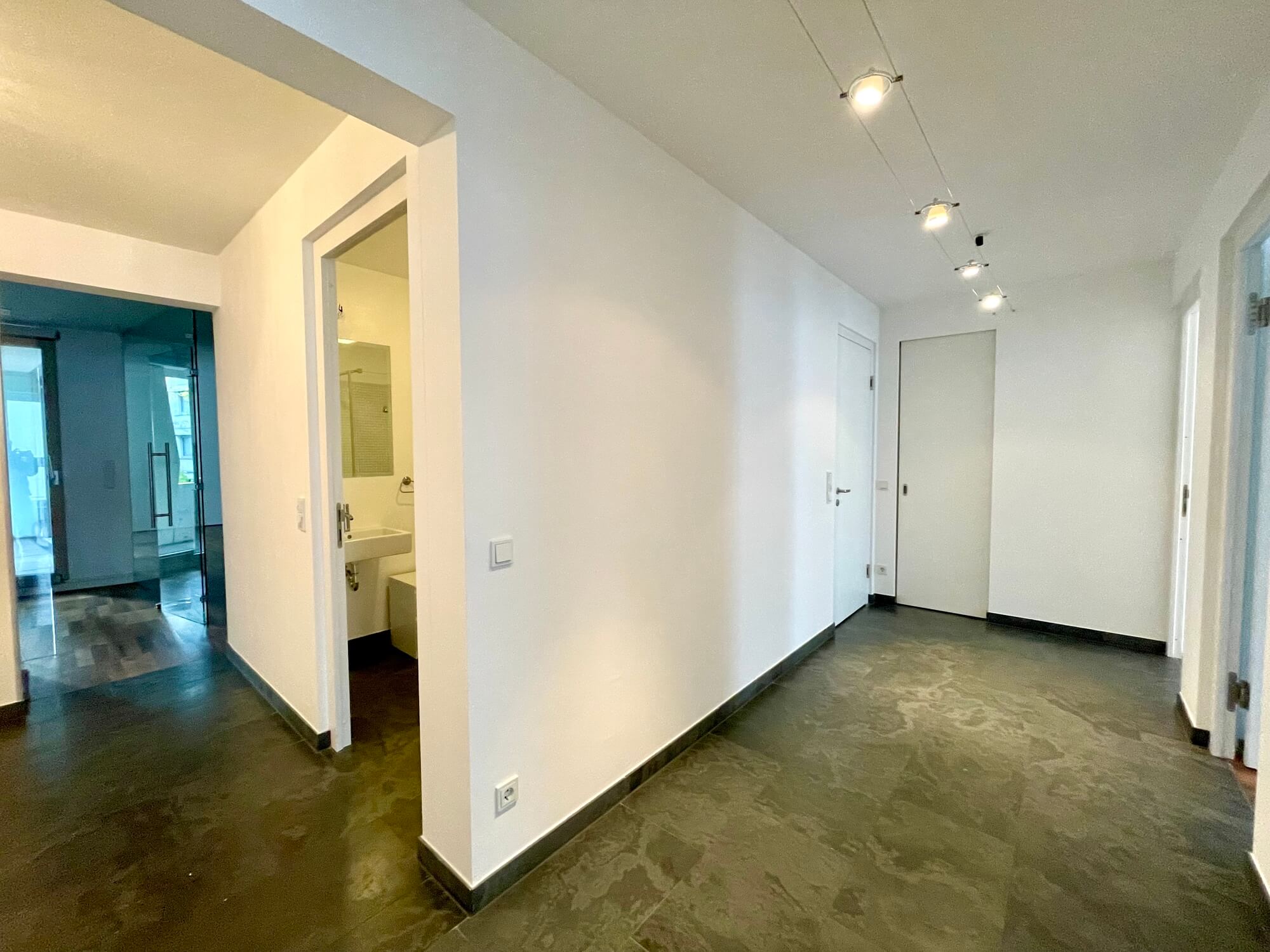 TOP Neubauwohnung, 3 Schlafzimmer und Loggia - Garage verfügbar - mitten im 7. Bezirk!