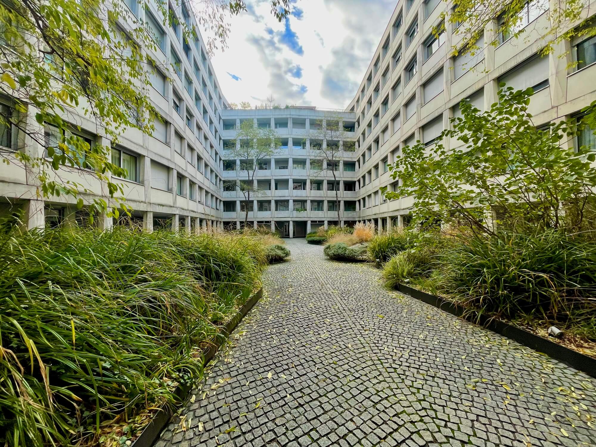 TOP Neubauwohnung, 3 Schlafzimmer und Loggia - Garage verfügbar - mitten im 7. Bezirk!