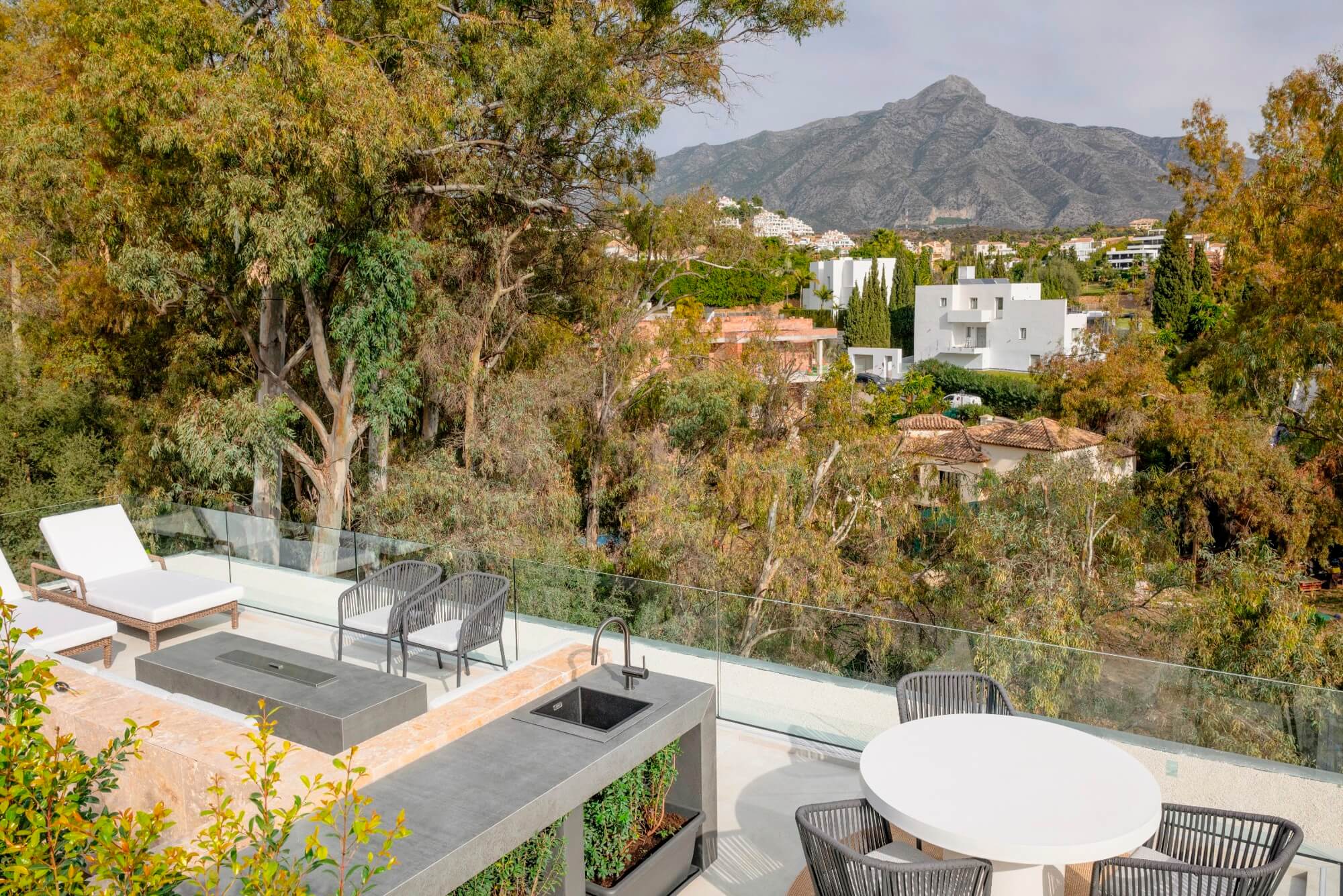 Exquisite Residence: Luxury Villa in La Cerquilla, Nueva Andalucia