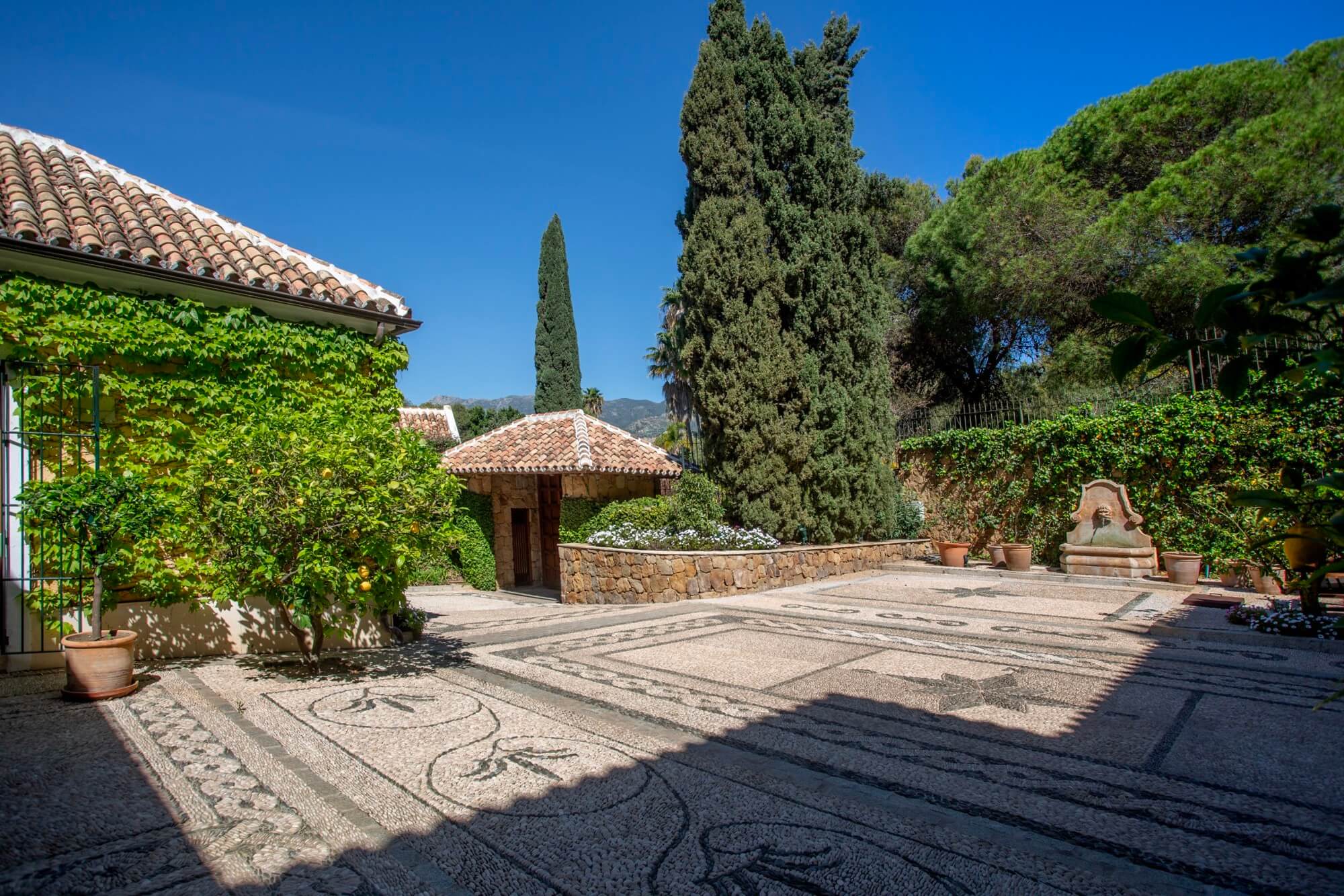 Vereda del Golf Jewel: Premium Beachfront Villa in East Marbella