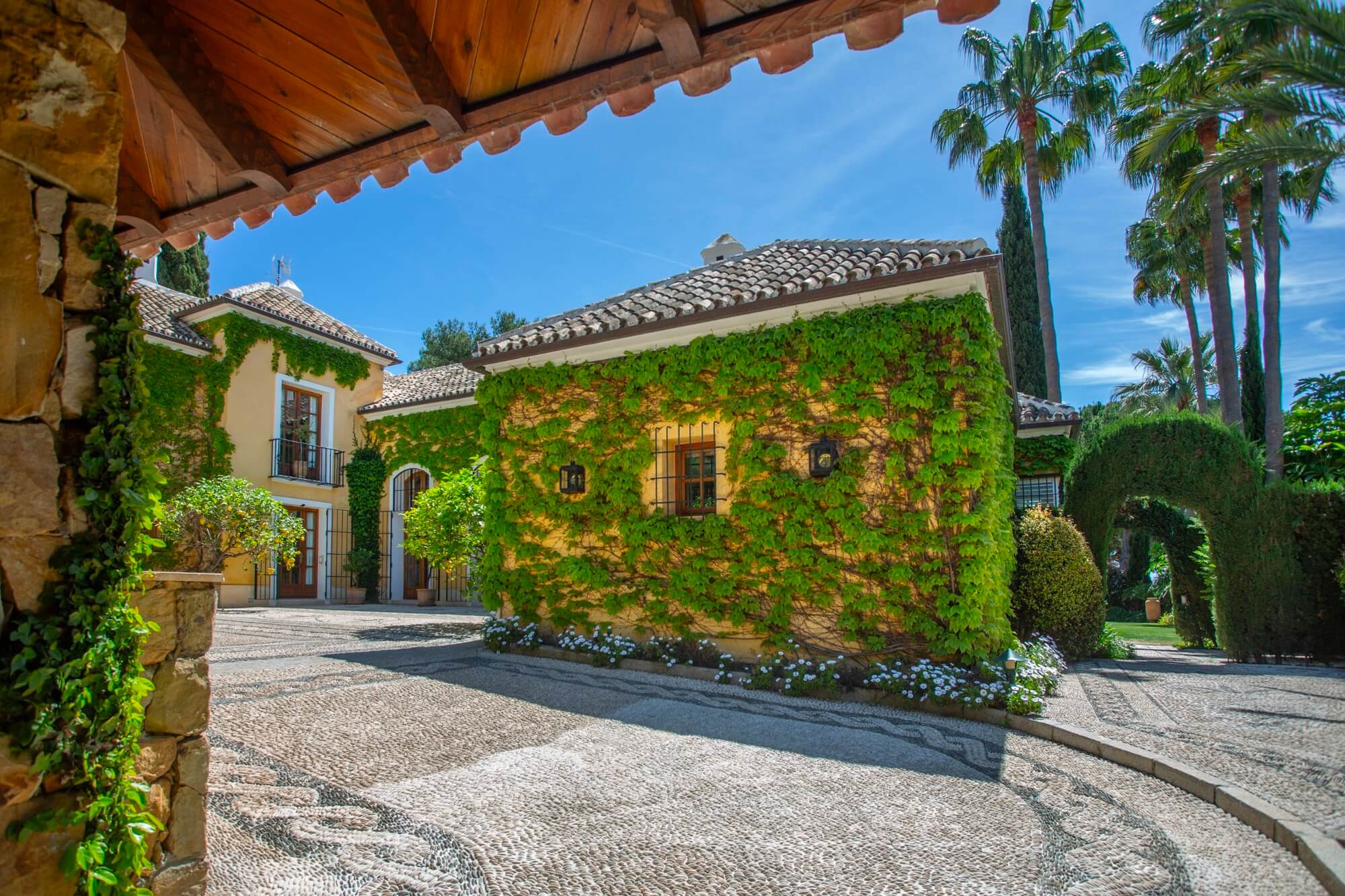 Vereda del Golf Jewel: Premium Beachfront Villa in East Marbella