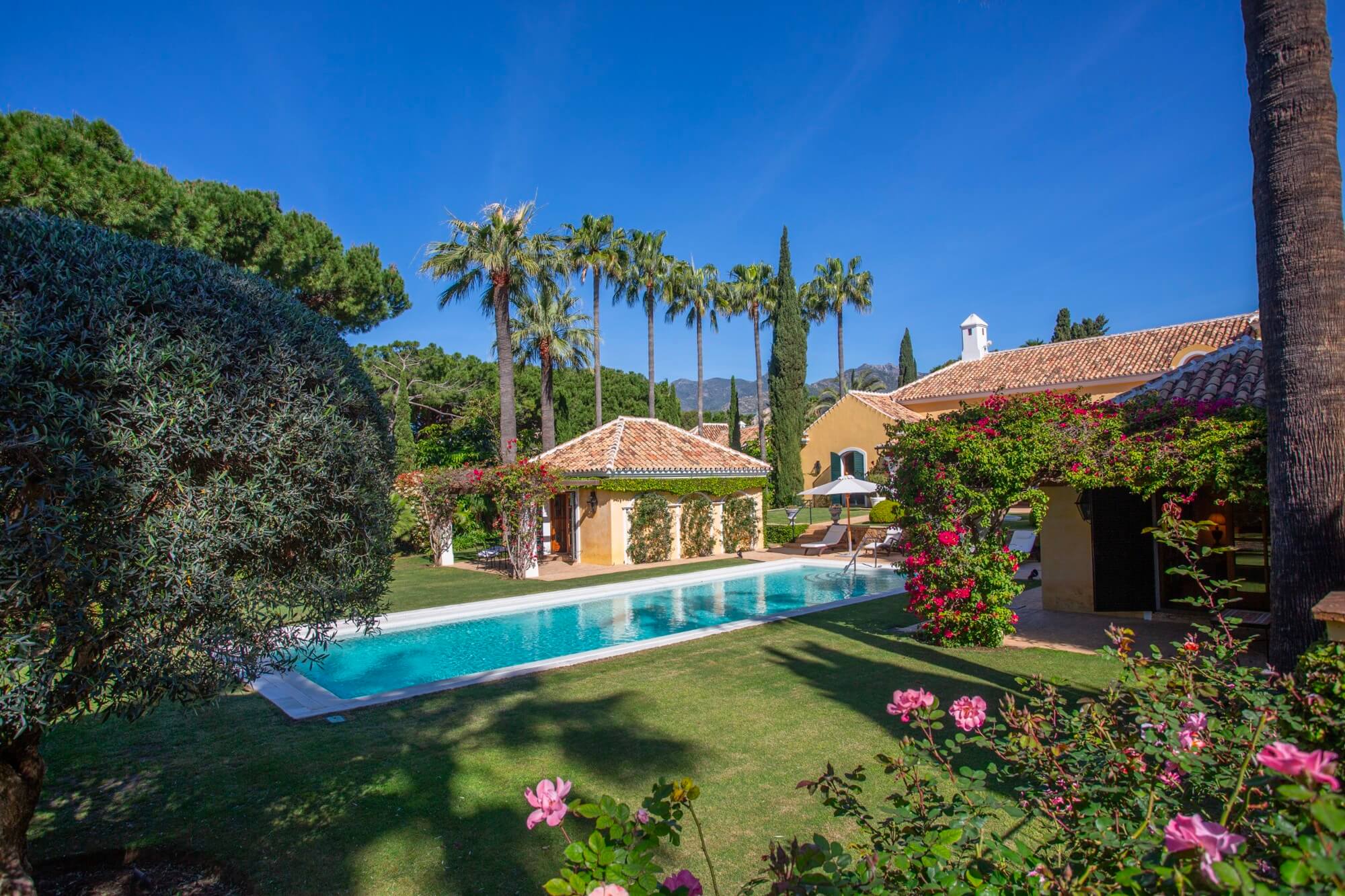 Vereda del Golf Jewel: Premium Beachfront Villa in East Marbella