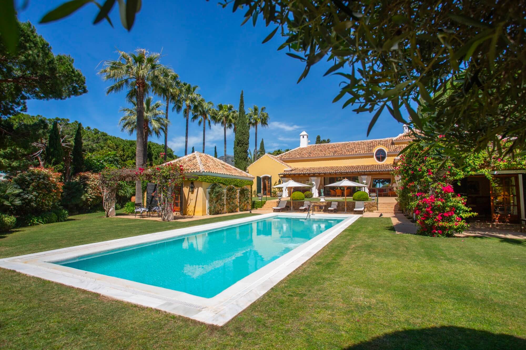 Vereda del Golf Jewel: Premium Beachfront Villa in East Marbella