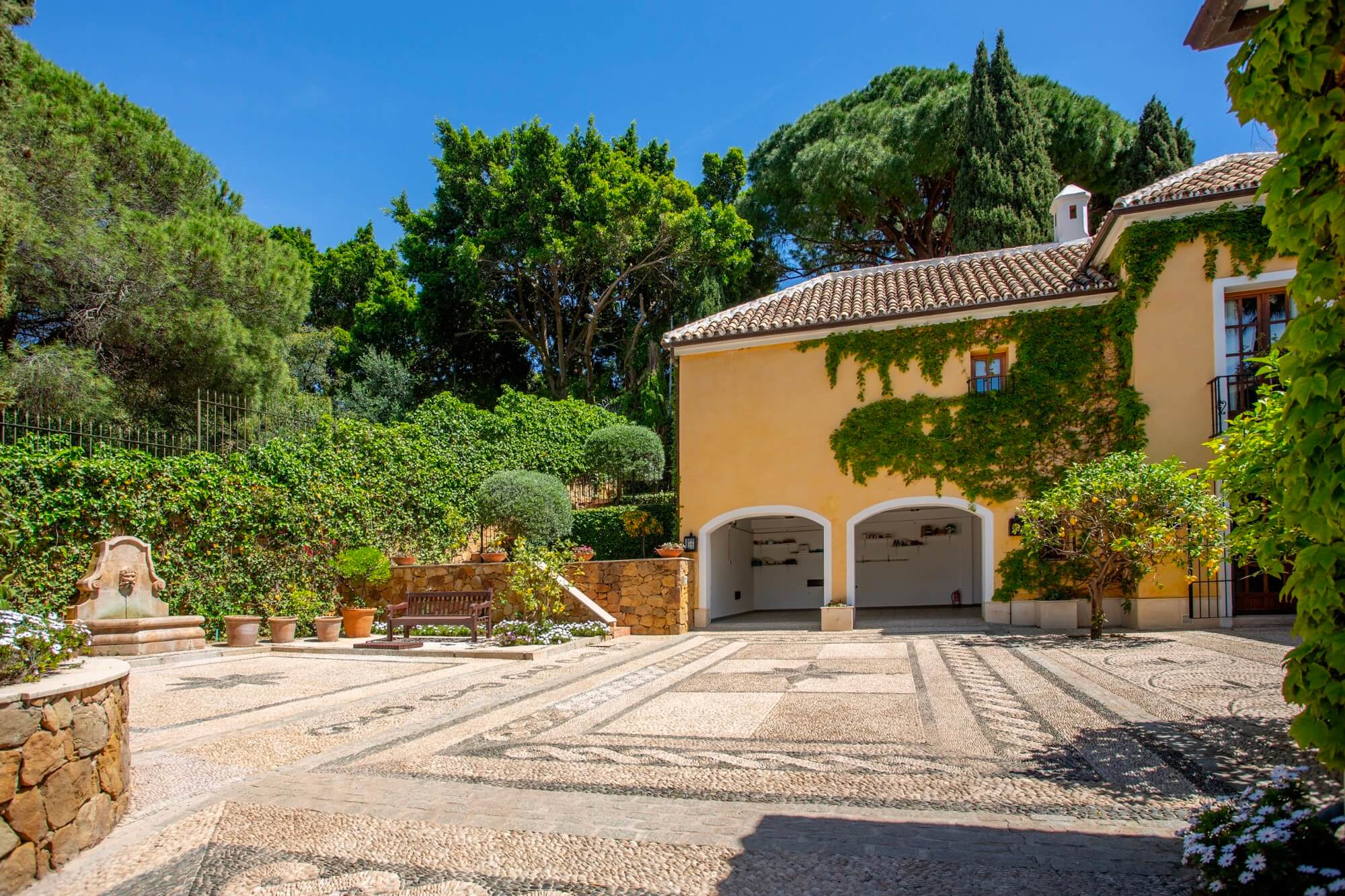 Vereda del Golf Jewel: Premium Beachfront Villa in East Marbella