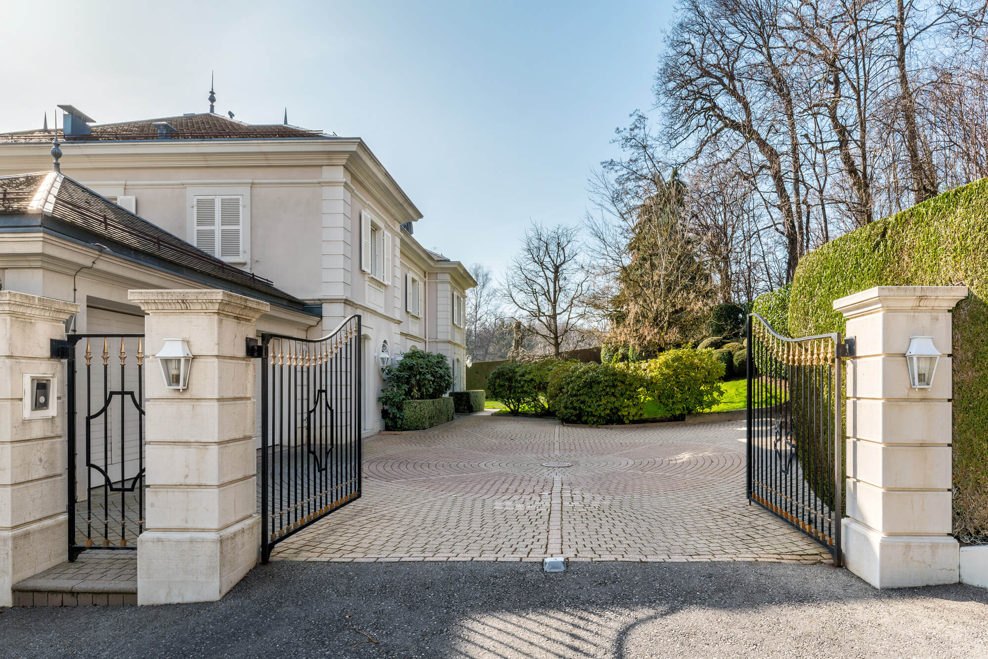 Elegant Manor with Pool and Panoramic Views in Chailly