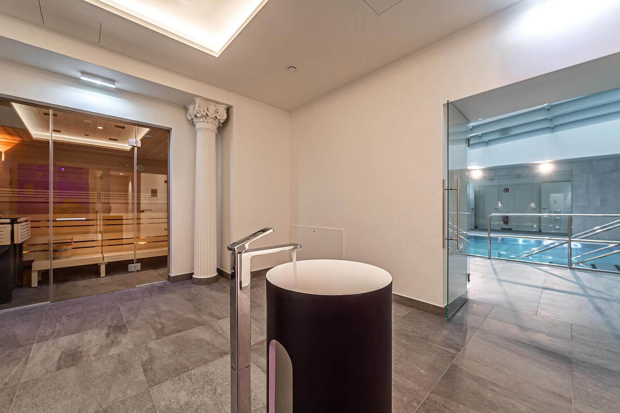 Modern condominium in stylish old building in prime city centre location