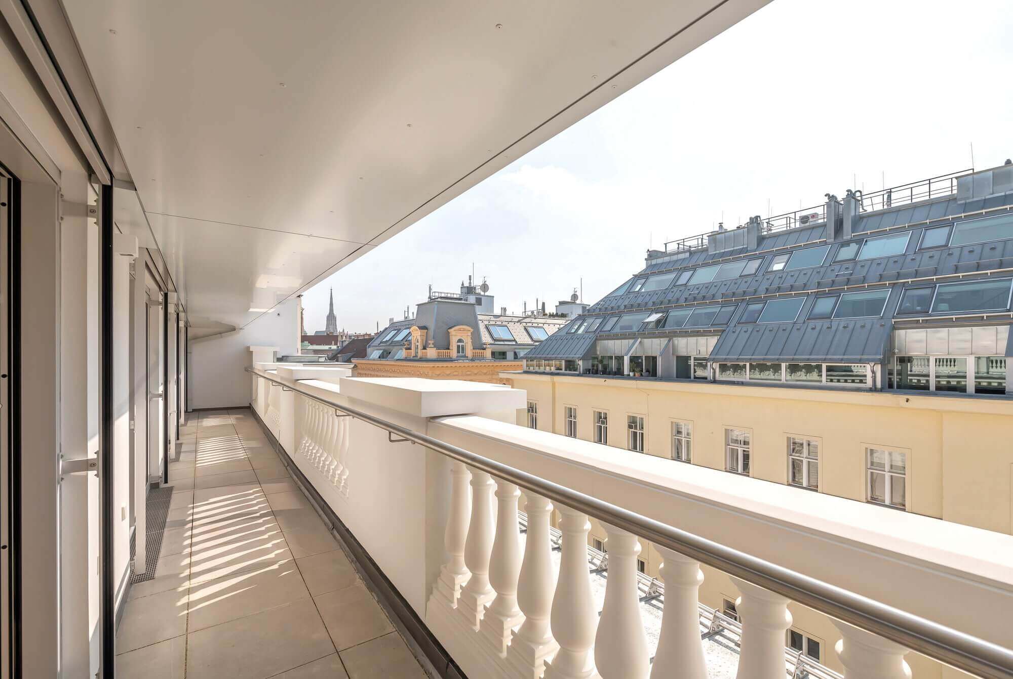 Modern condominium in stylish old building in prime city centre location