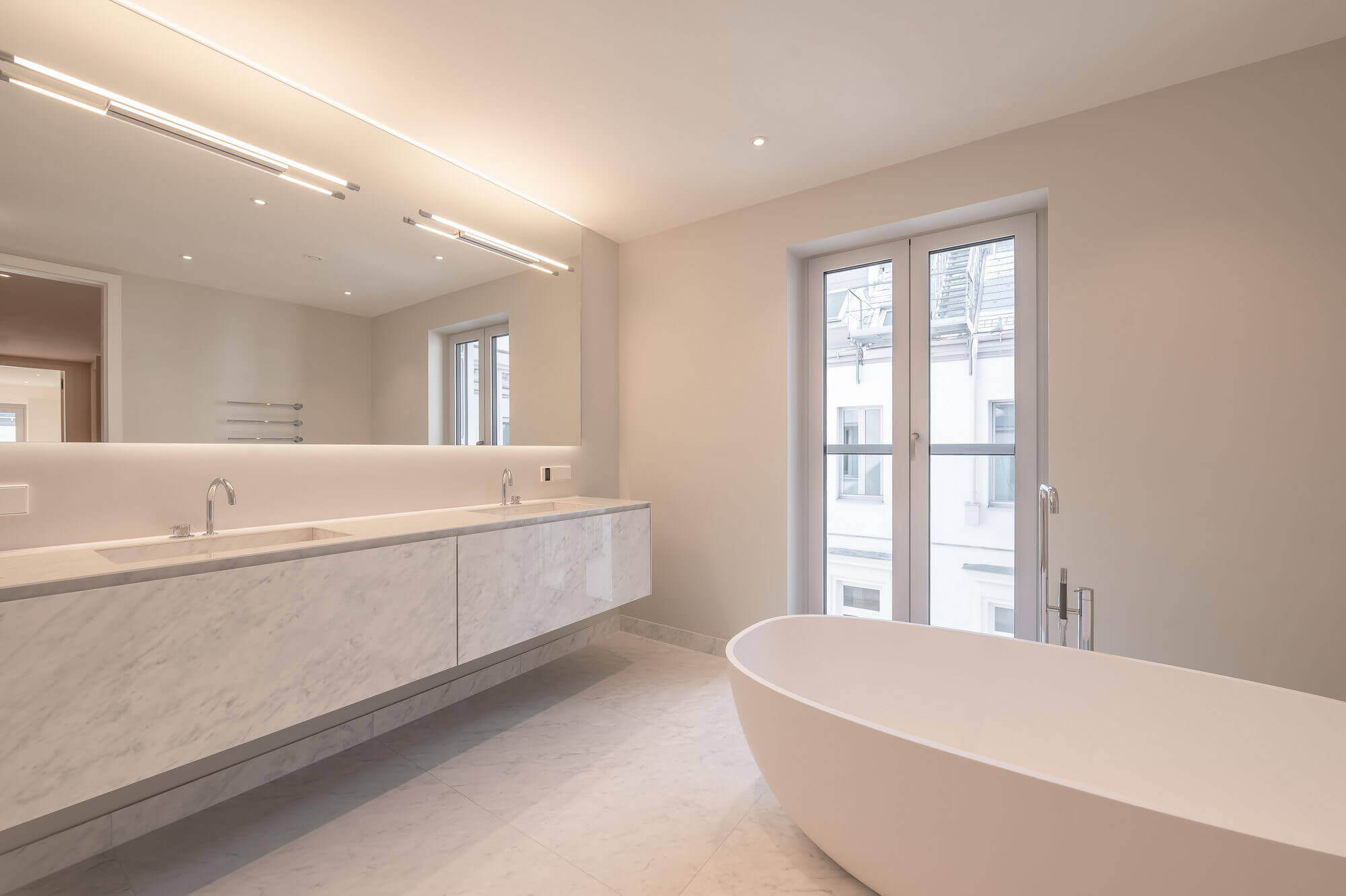 Modern condominium in stylish old building in prime city centre location