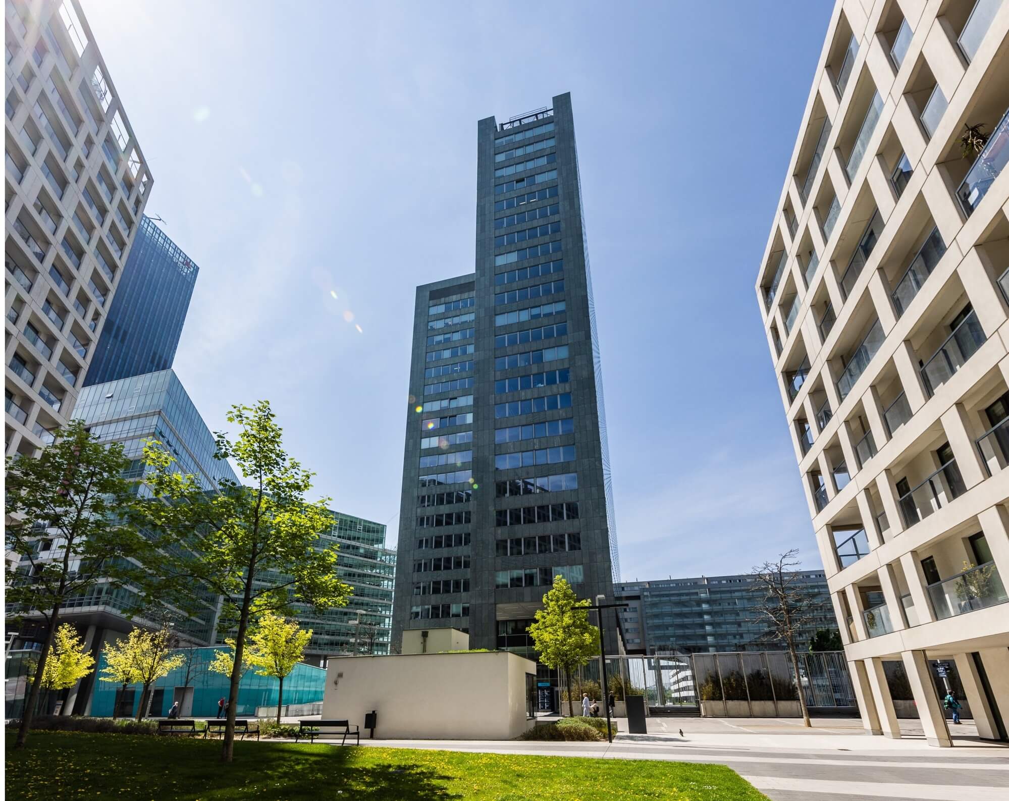 ARES TOWER Moderne Büros mit Weitblick!