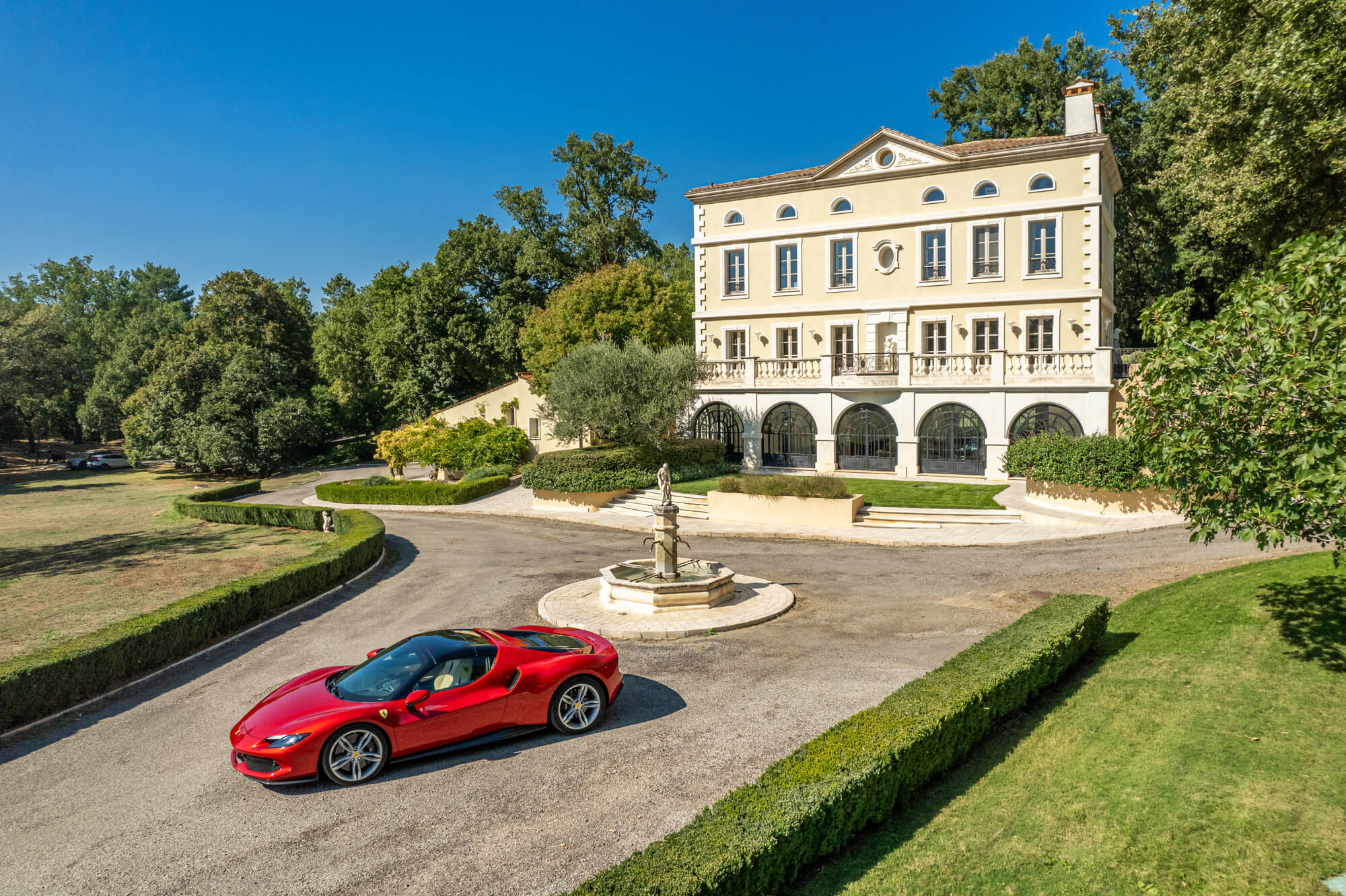 Callian – A charming country estate with a tennis court and helicopter landing pad