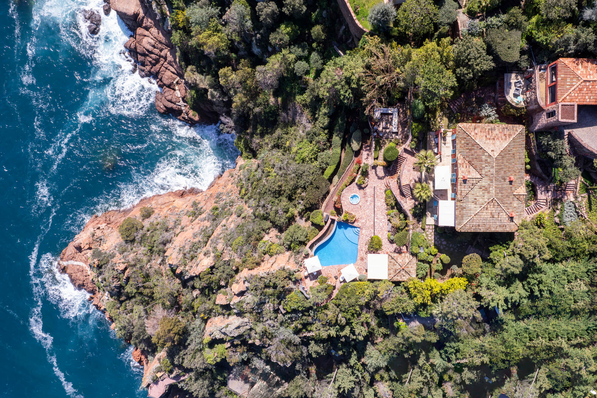 Theoule-Sur-Mer – A stunning Provençal villa directly on the waterfront with a guest house