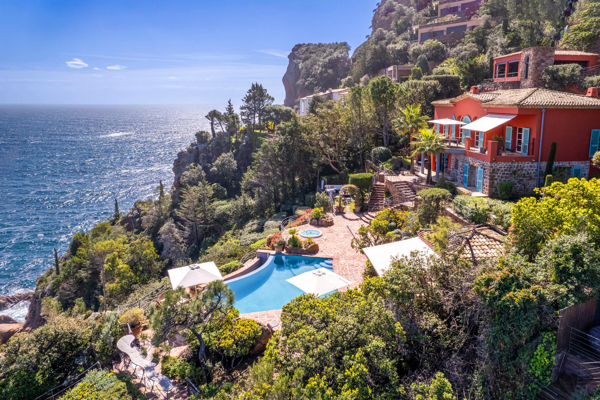 Theoule-Sur-Mer – A stunning Provençal villa directly on the waterfront with a guest house