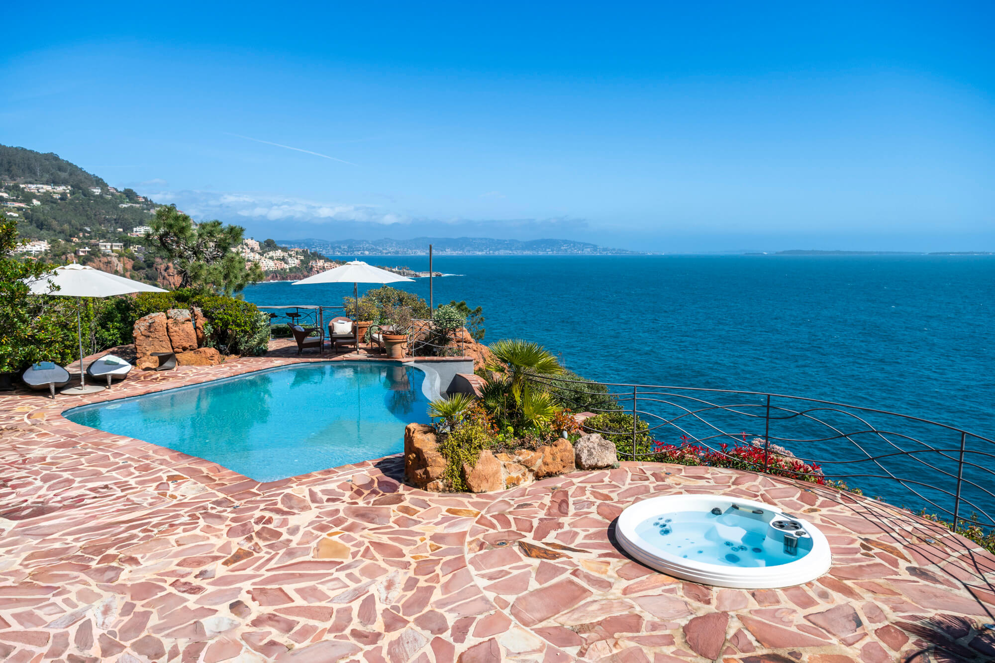 Theoule-Sur-Mer – A stunning Provençal villa directly on the waterfront with a guest house