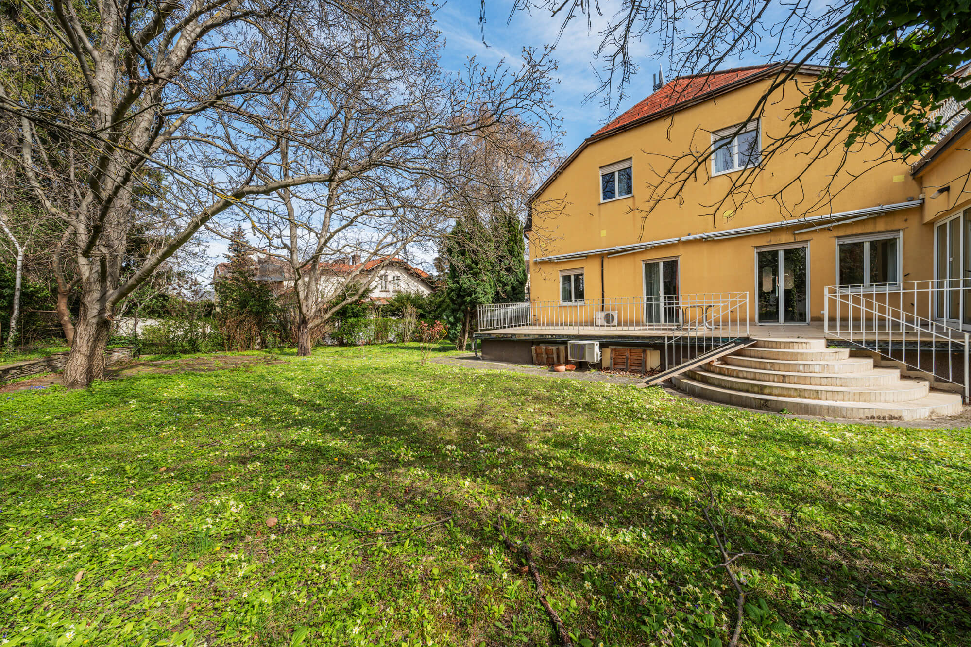 Villa with great potential