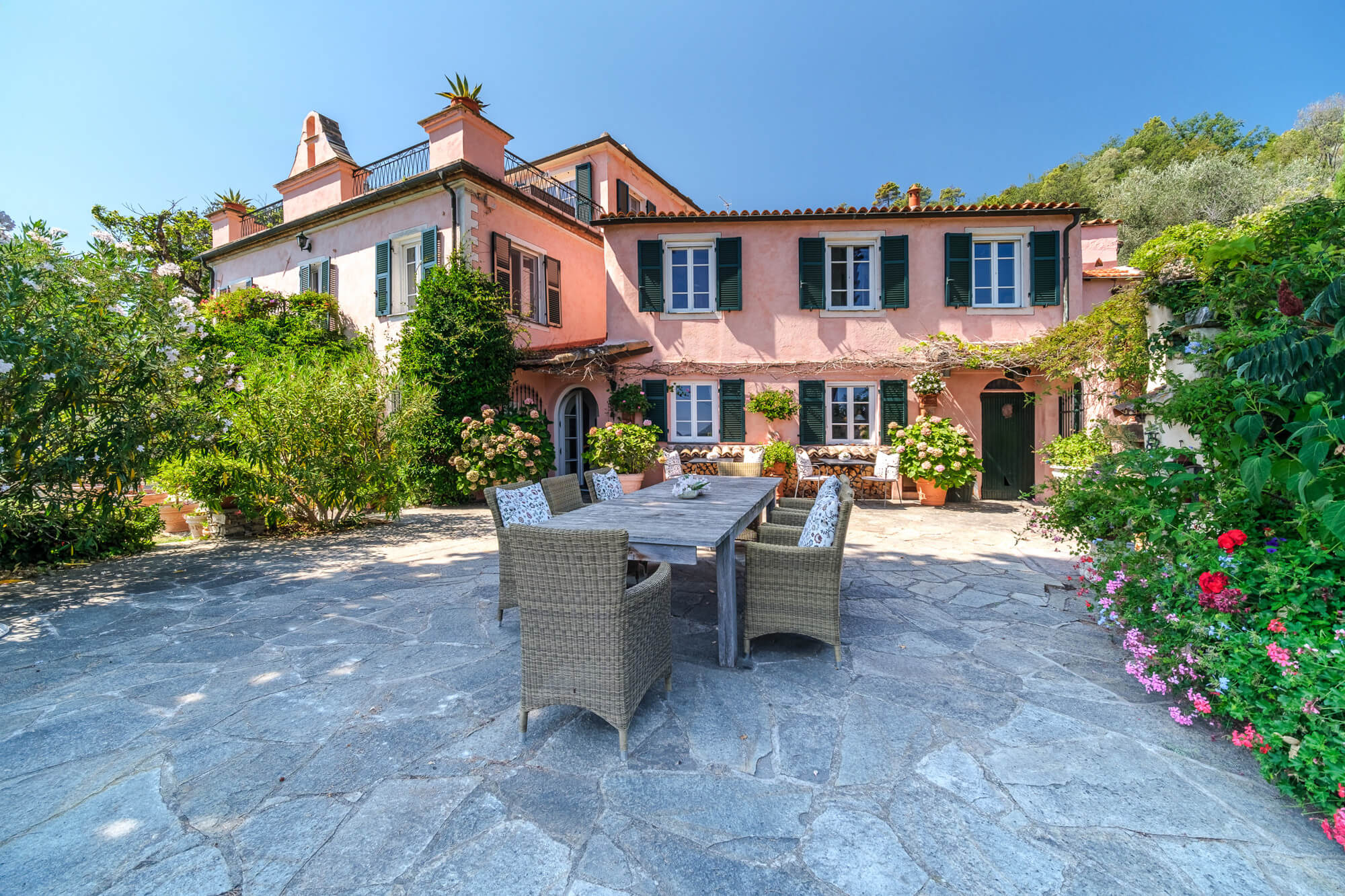 Villa Barca: an exclusive villa directly by the sea