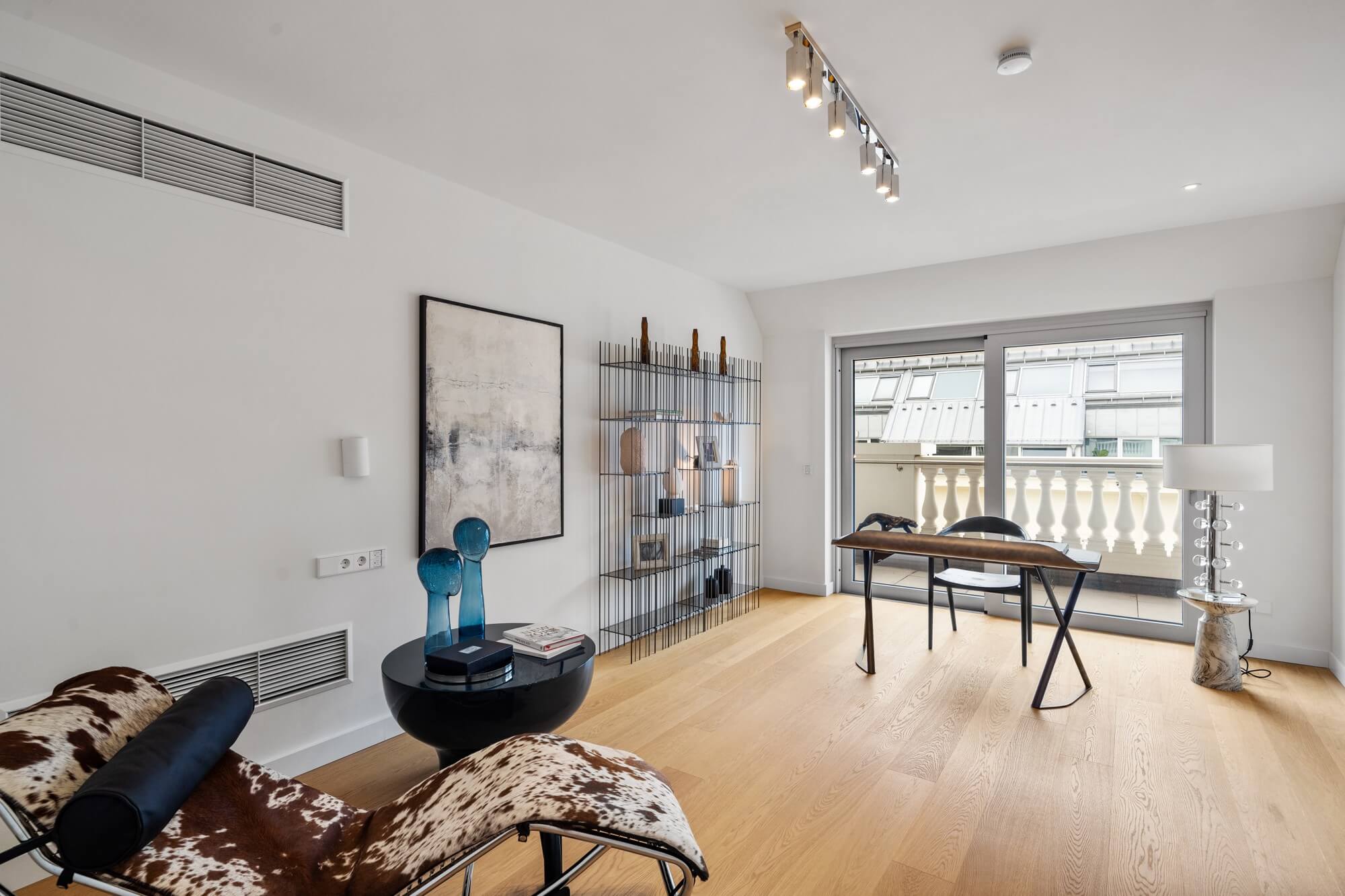 Modern condominium in stylish old building in prime city centre location
