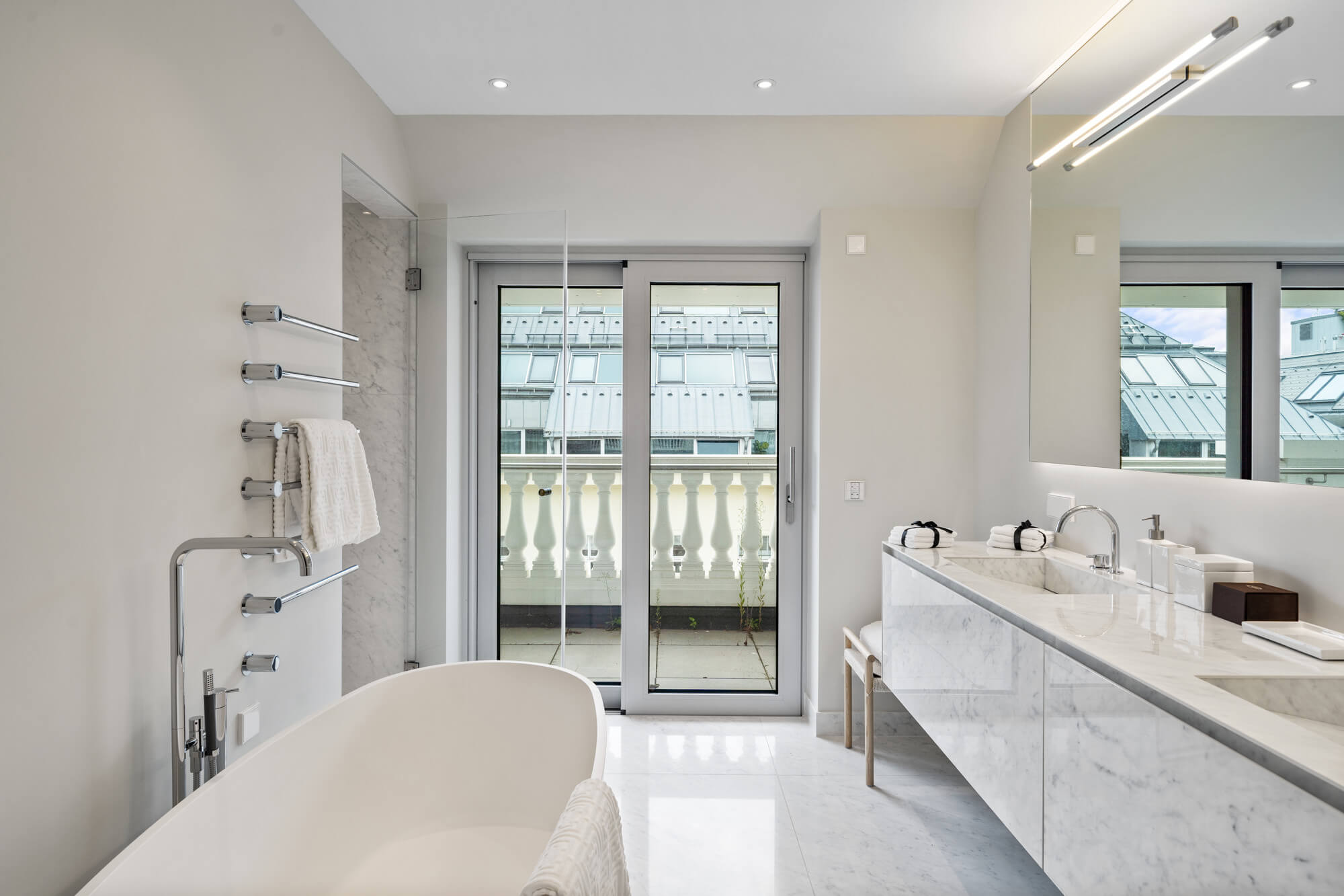 Modern condominium in stylish old building in prime city centre location