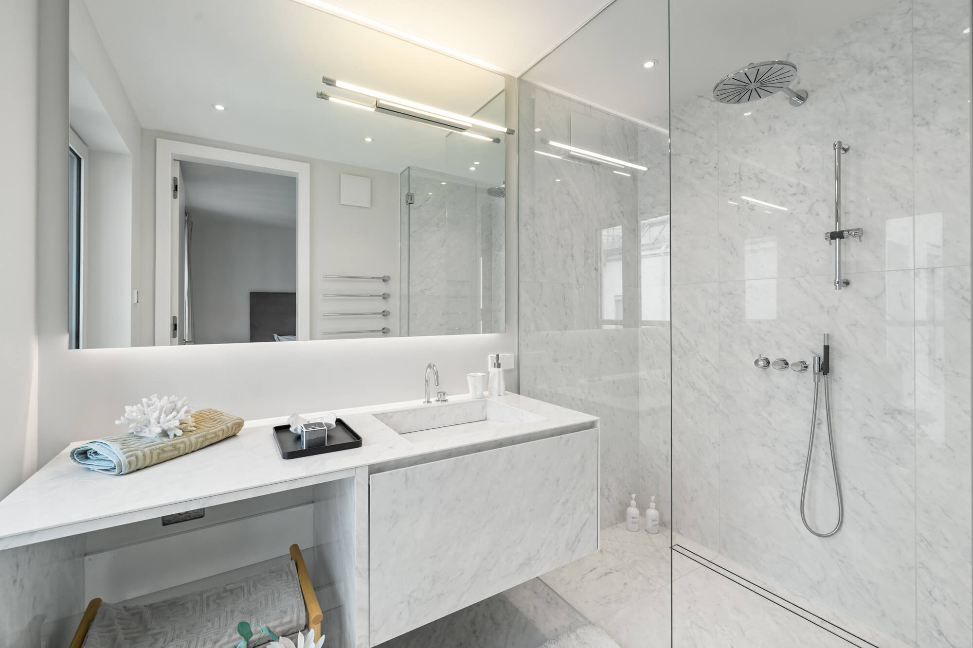 Modern condominium in stylish old building in prime city centre location