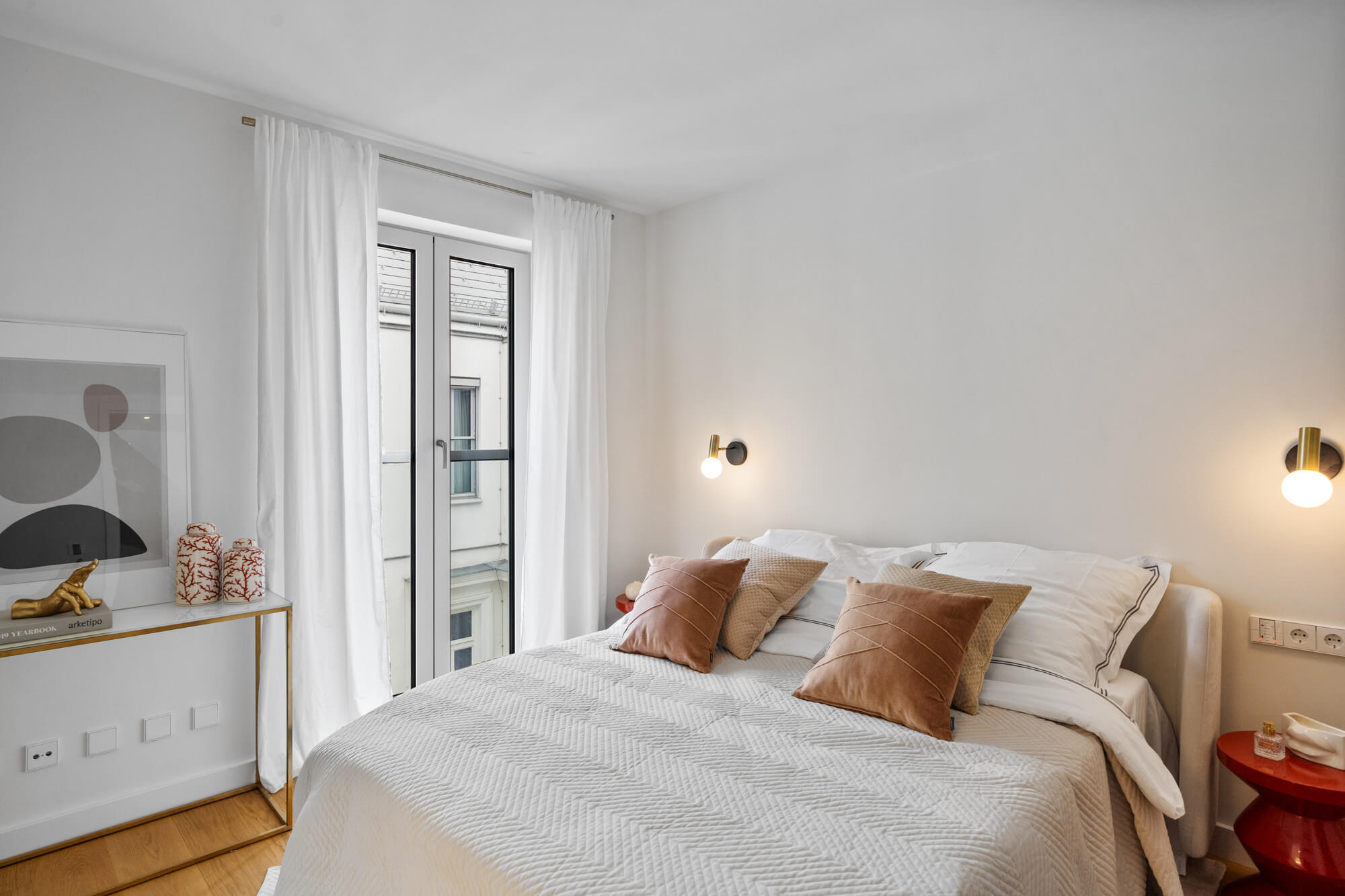 Modern condominium in stylish old building in prime city centre location