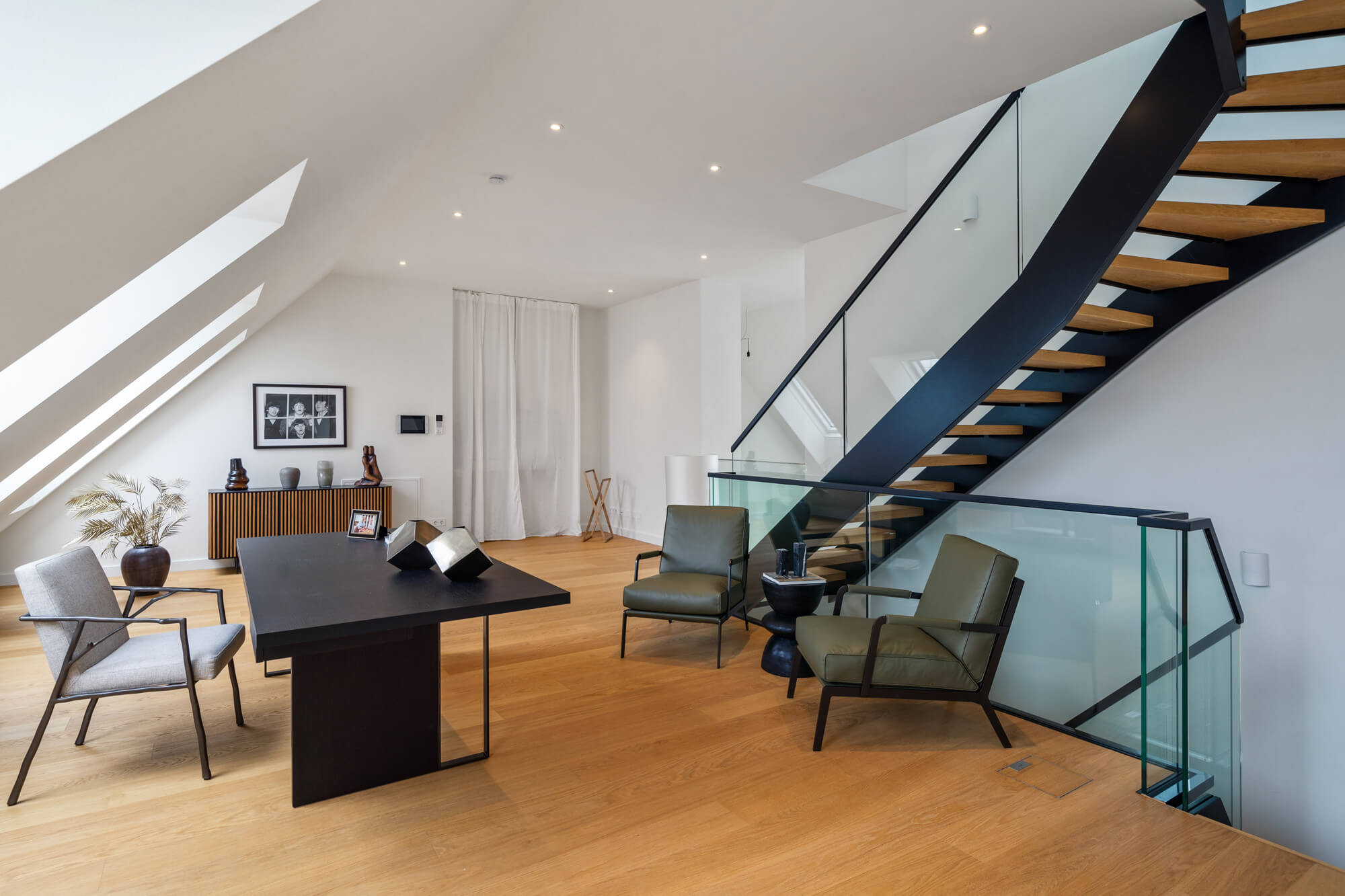 Modern condominium in stylish old building in prime city centre location