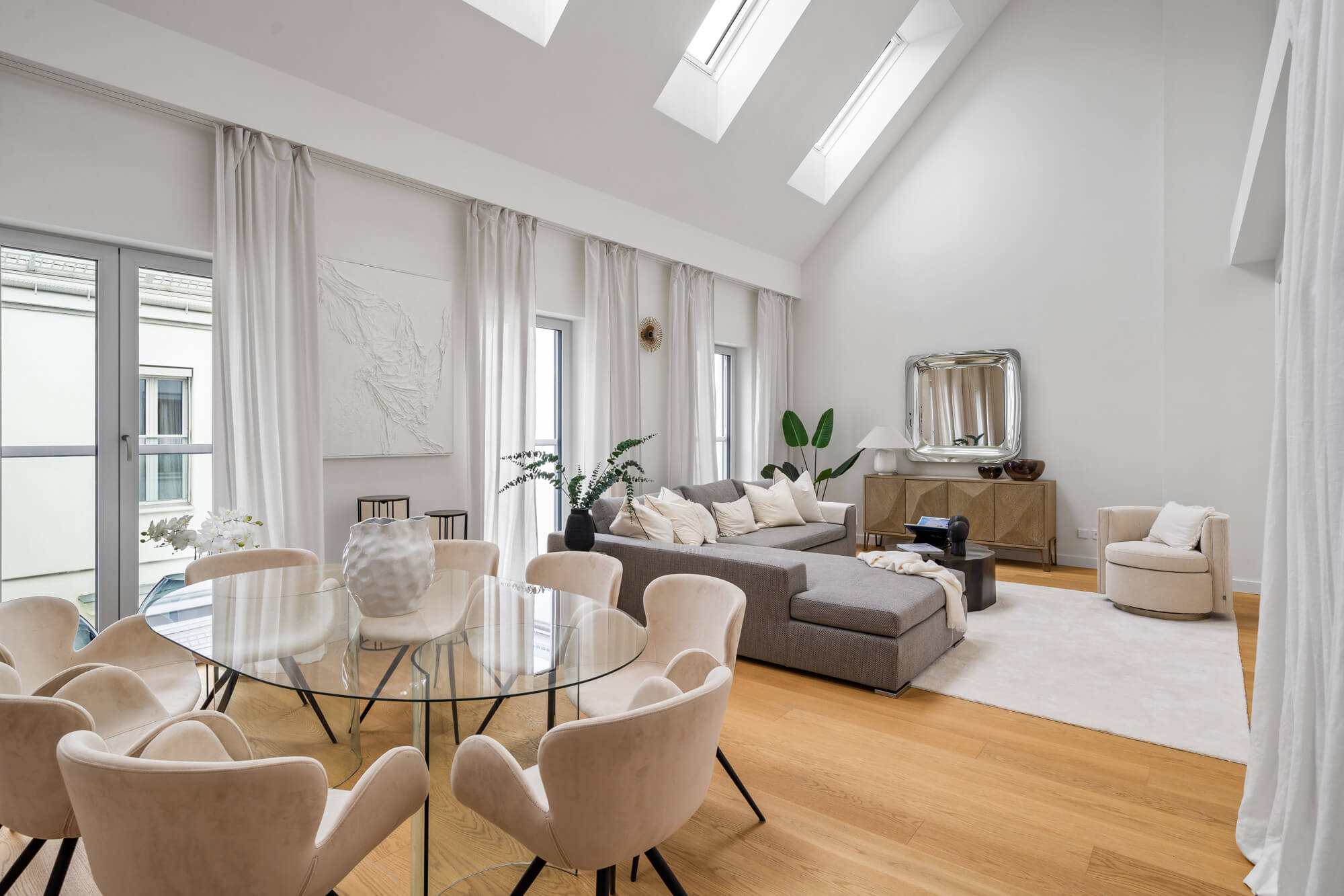 Modern condominium in stylish old building in prime city centre location