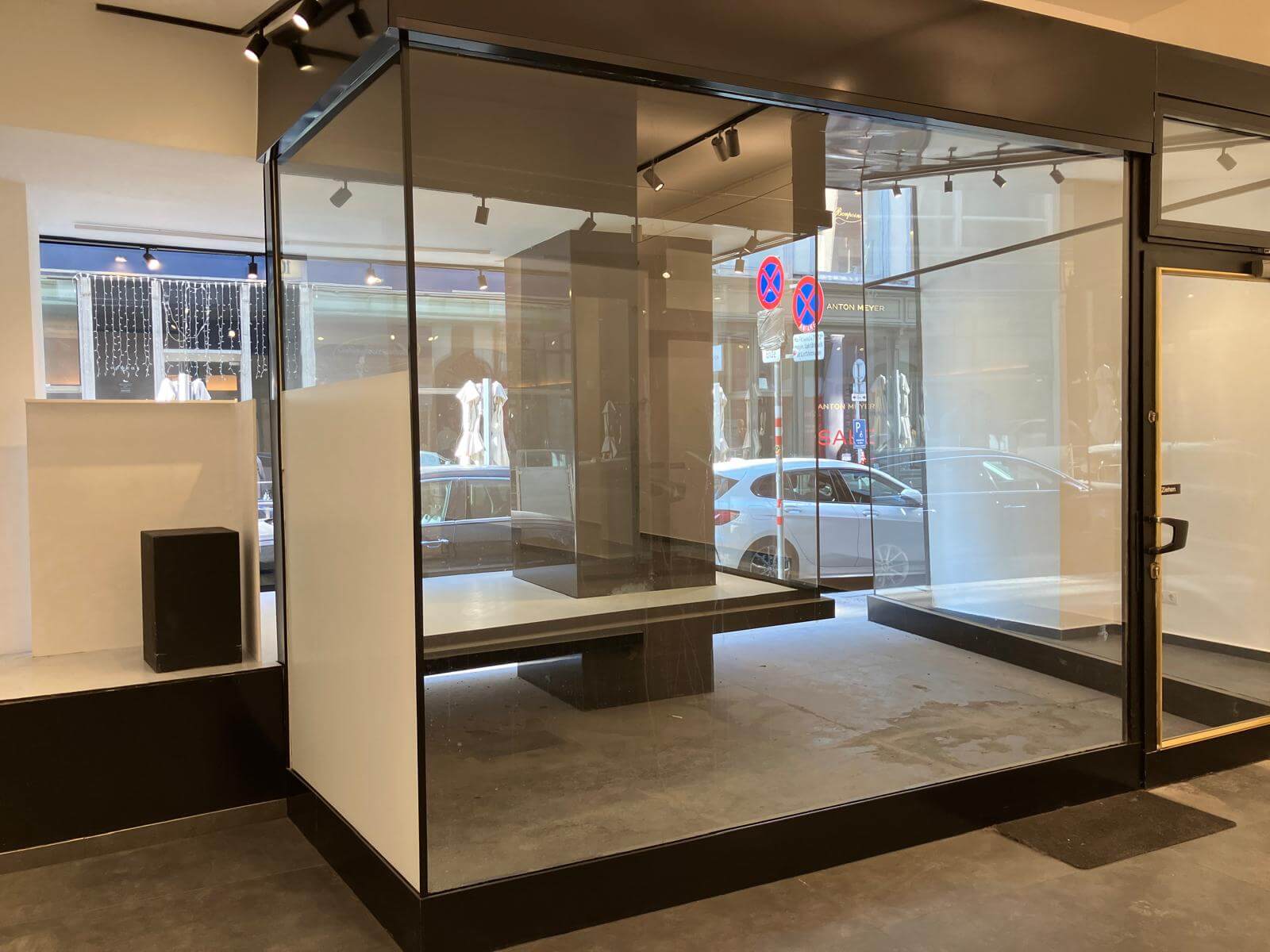 Business premises with large shop window area