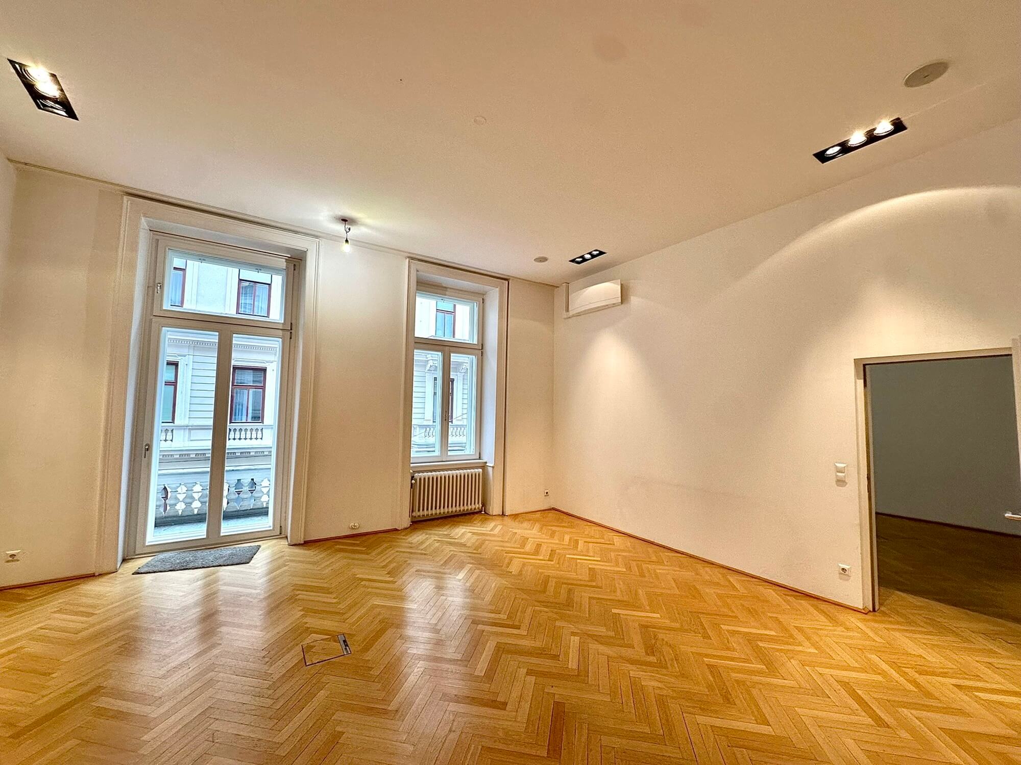 Prestigious old building office near the Museumsquartier