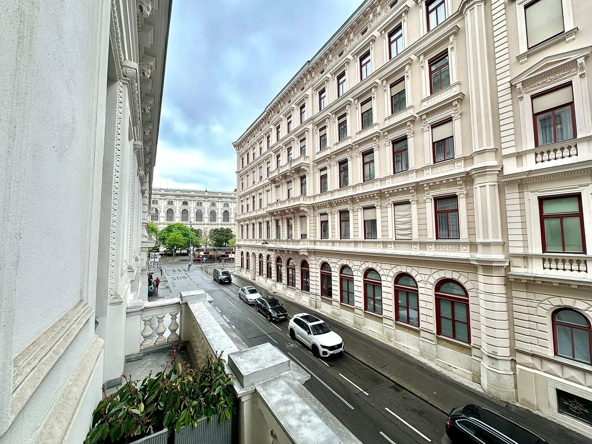 Prestigious old building office near the Museumsquartier