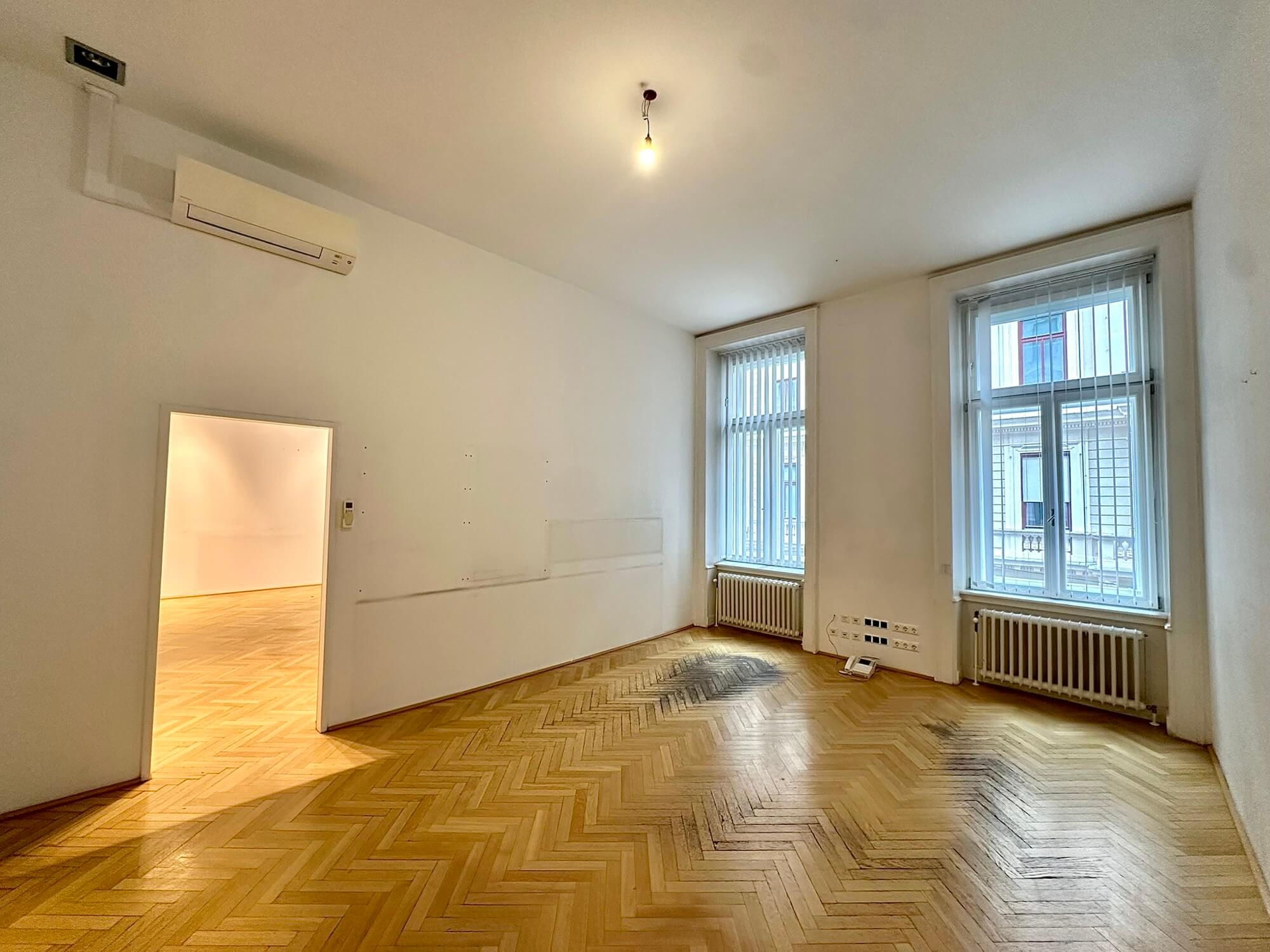 Prestigious old building office near the Museumsquartier