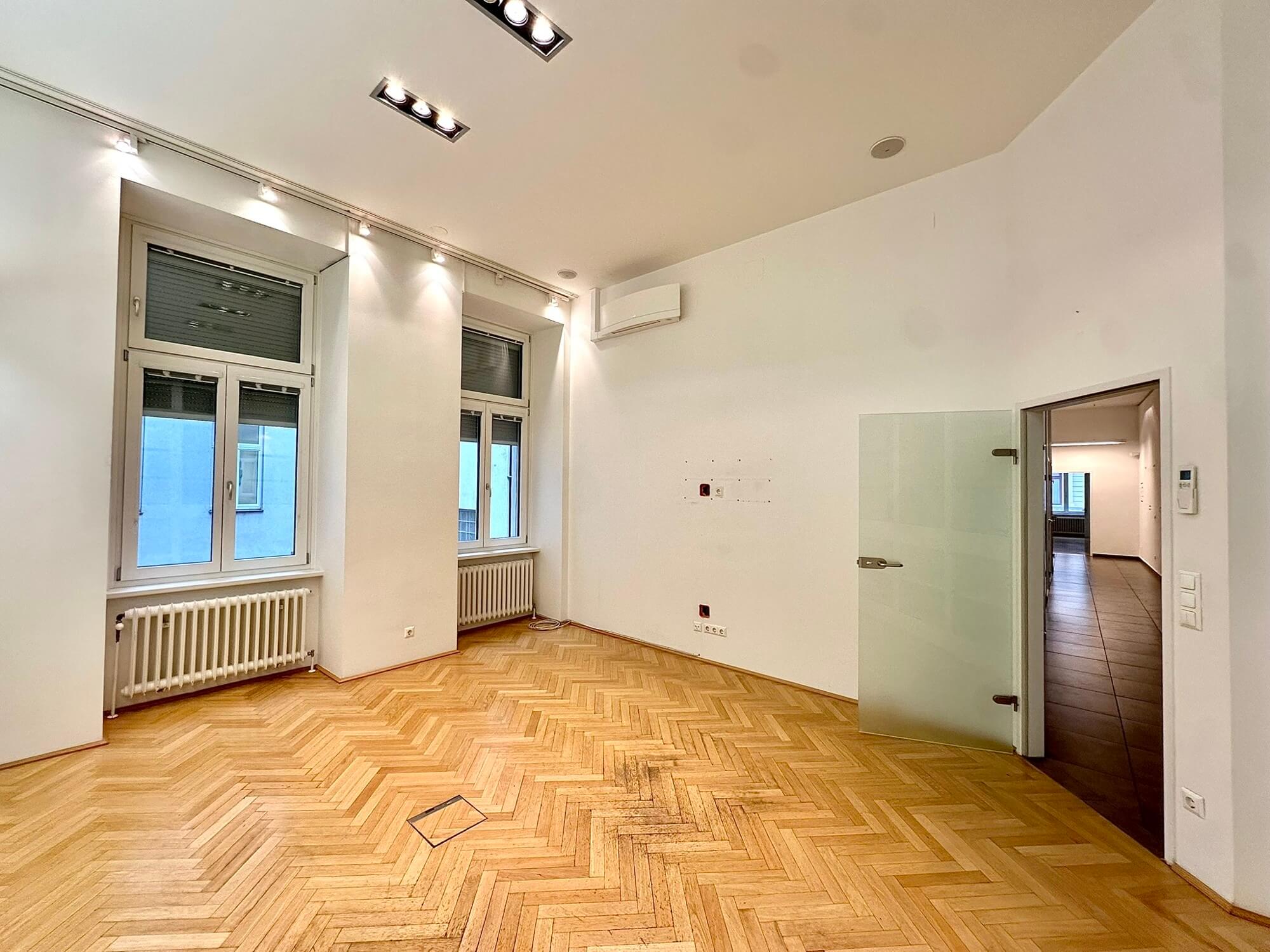 Prestigious old building office near the Museumsquartier